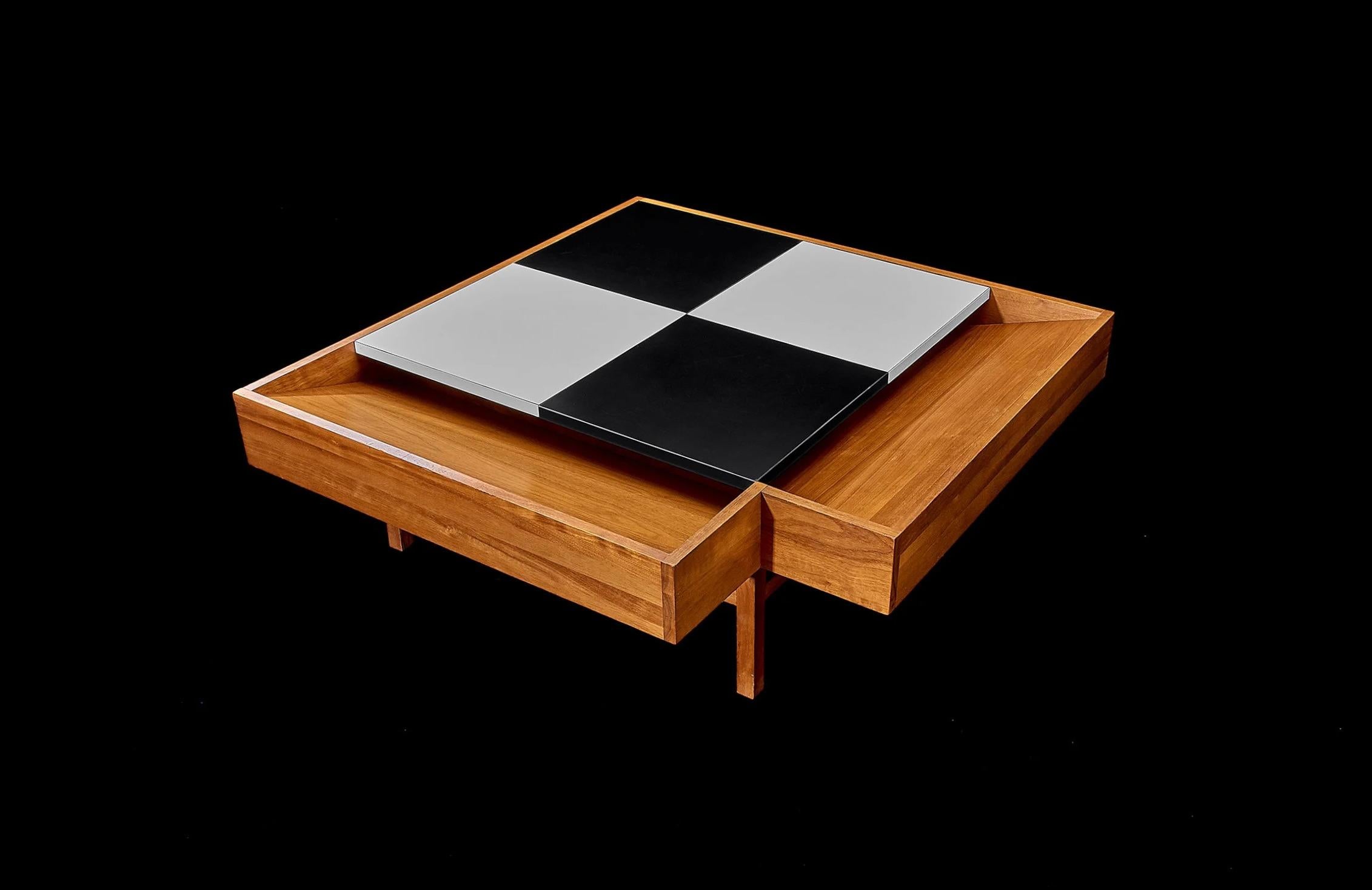 Table basse à carreaux noirs et blancs avec rangement en noyer par John Keal années 50 en vente 1