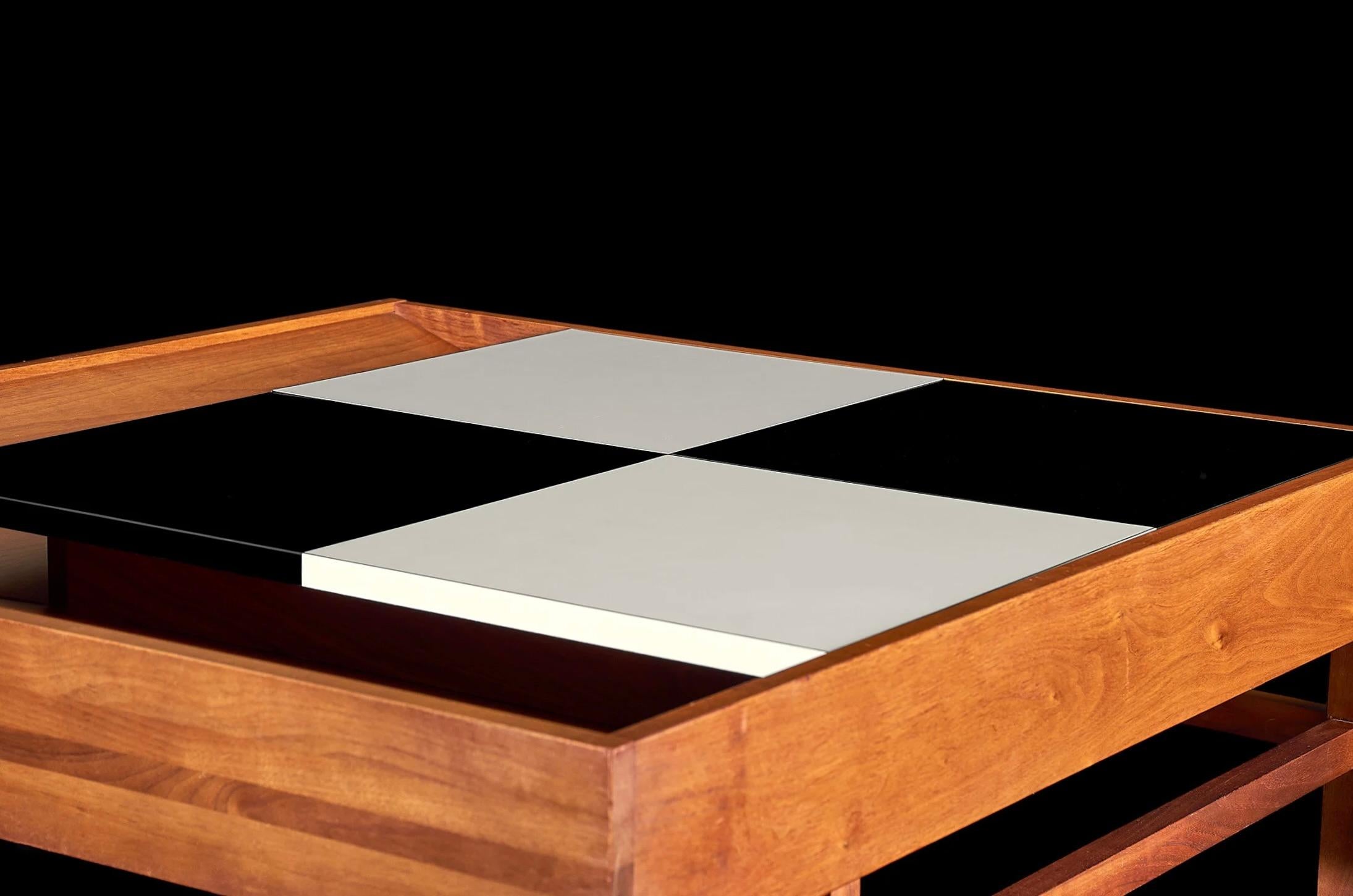 Table basse à carreaux noirs et blancs avec rangement en noyer par John Keal années 50 en vente 2