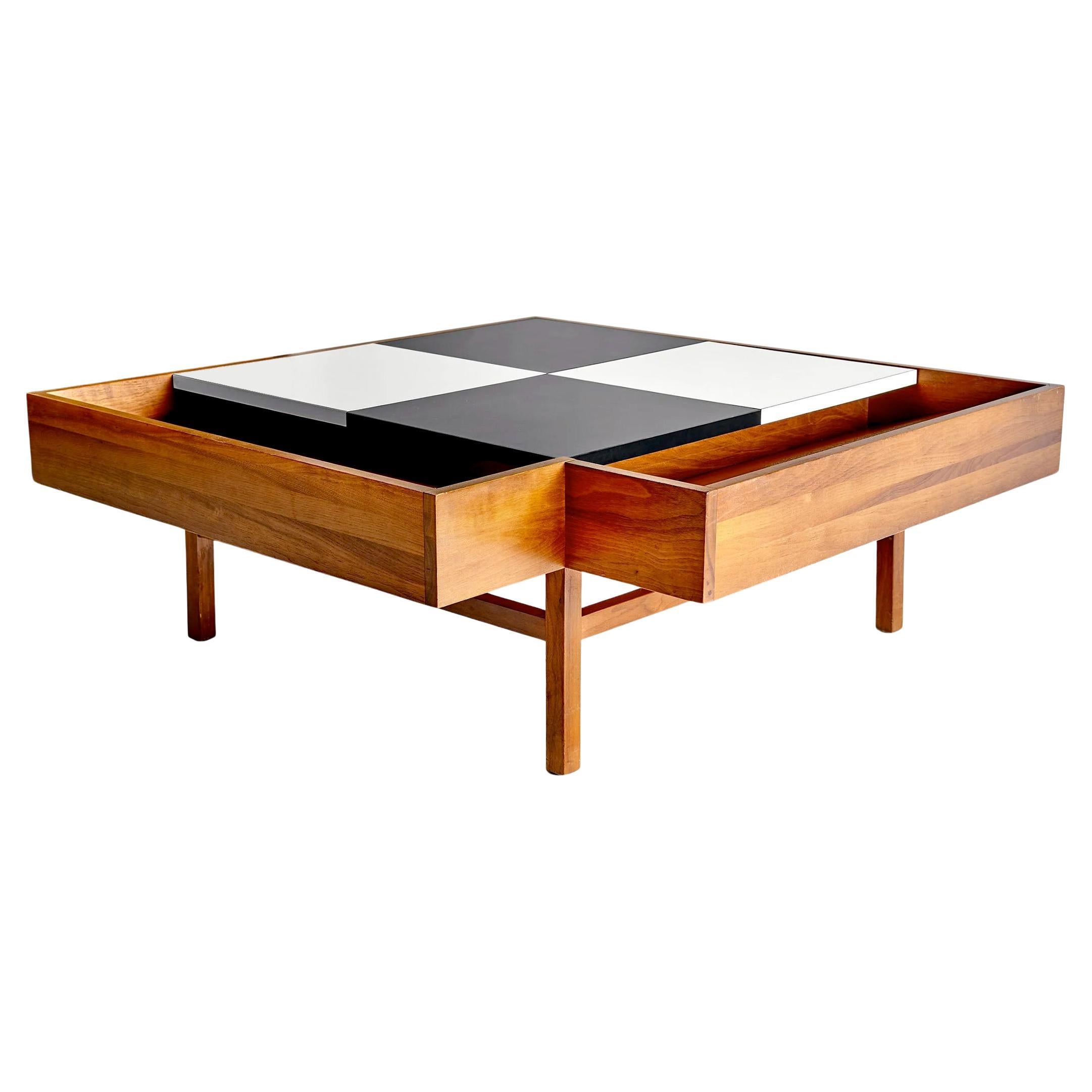 Table basse à carreaux noirs et blancs avec rangement en noyer par John Keal années 50
