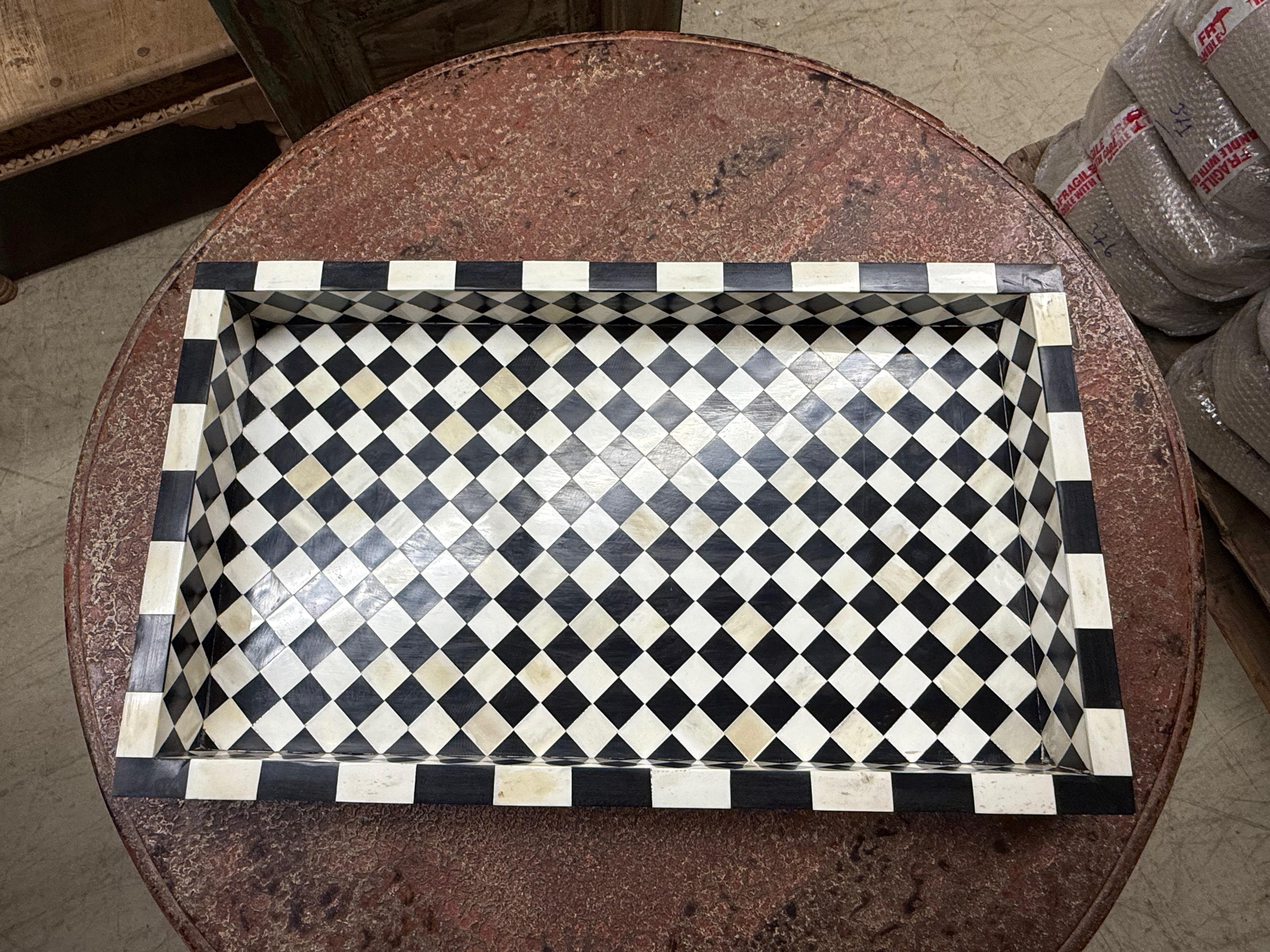 Plateau à os en damier noir et blanc, Inde, contemporain Neuf - En vente à New York, NY