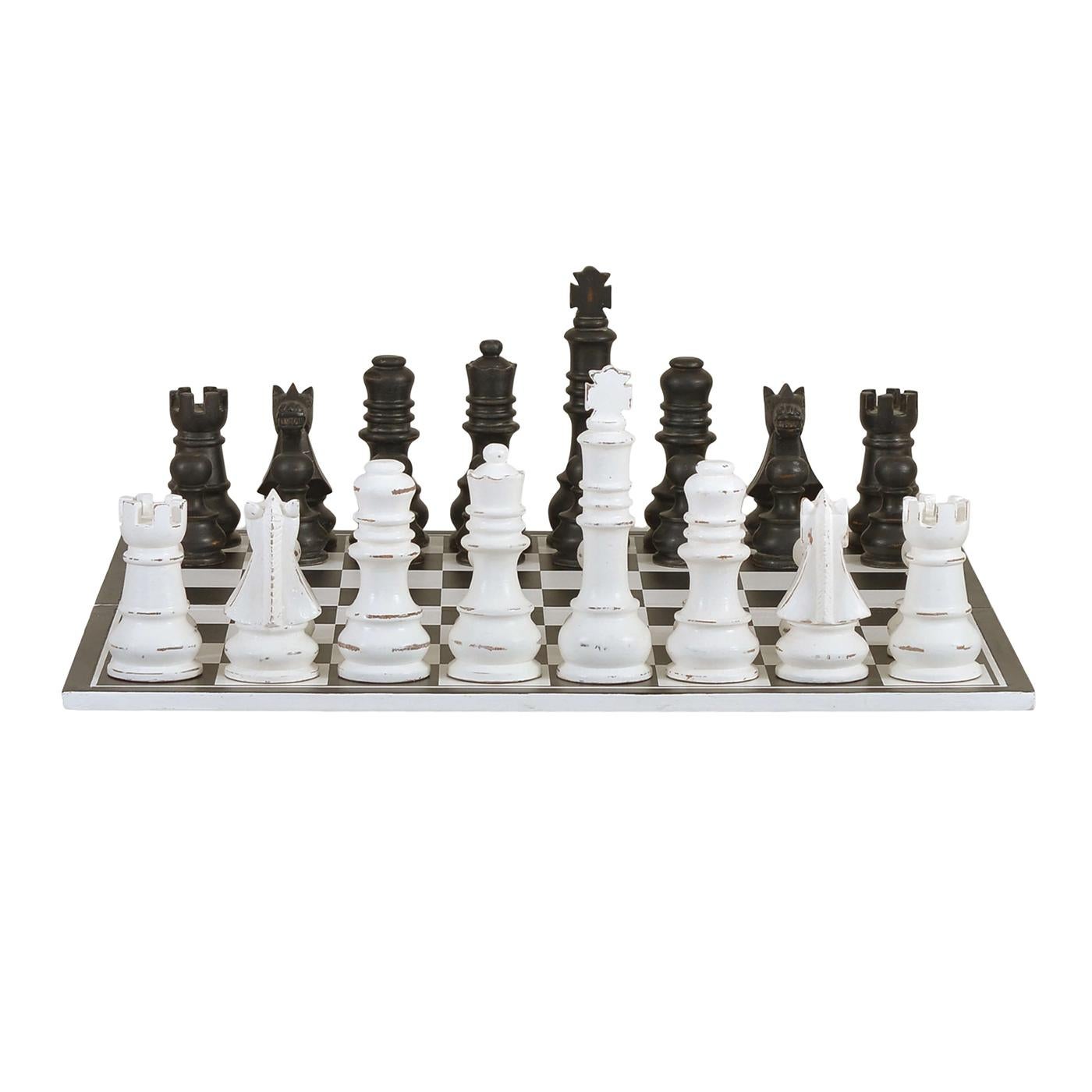 Esta exquisita pieza combina un diseño atemporal influenciado por la campiña europea. Con un acabado pintado a mano en blanco y negro ligeramente envejecido. El tablero de ajedrez en sí está meticulosamente elaborado, con un clásico diseño a cuadros