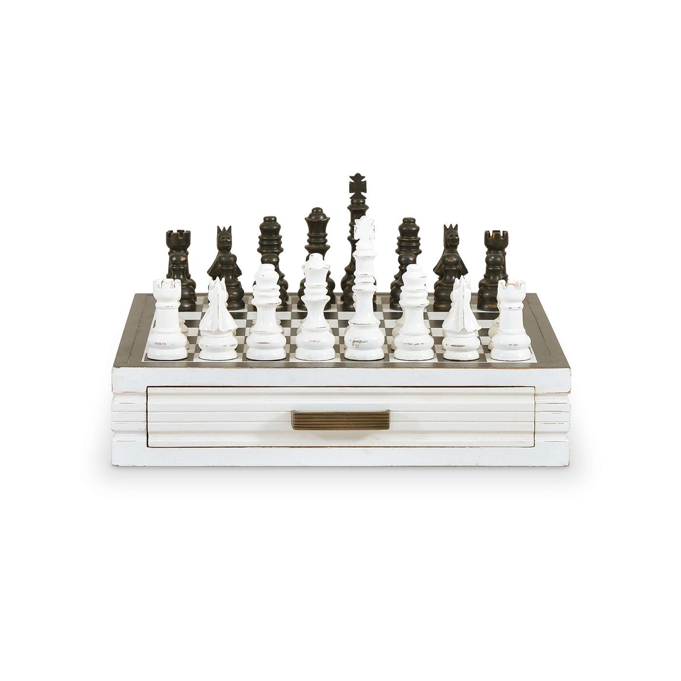 Questo squisito pezzo combina un design senza tempo influenzato dalla campagna europea. Whiting è dipinto a mano, con una finitura leggermente distorta, in bianco e nero. La scacchiera stessa è realizzata in modo meticoloso, con un classico motivo a