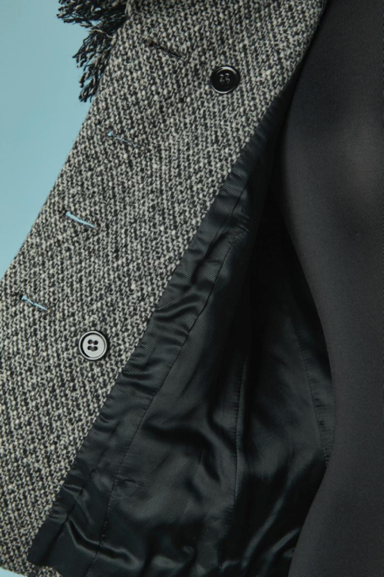 Veste croisée en chiné noir et blanc avec col à franges BALENCIAGA en vente 2