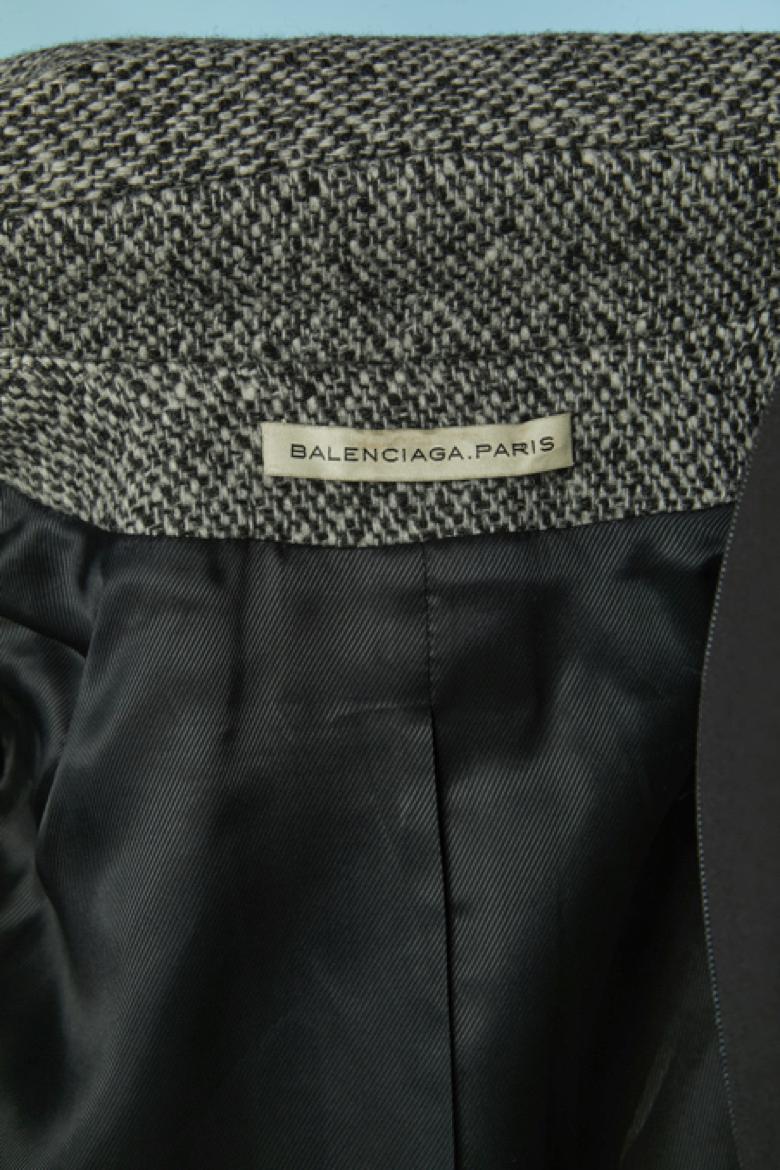 Veste croisée en chiné noir et blanc avec col à franges BALENCIAGA en vente 3
