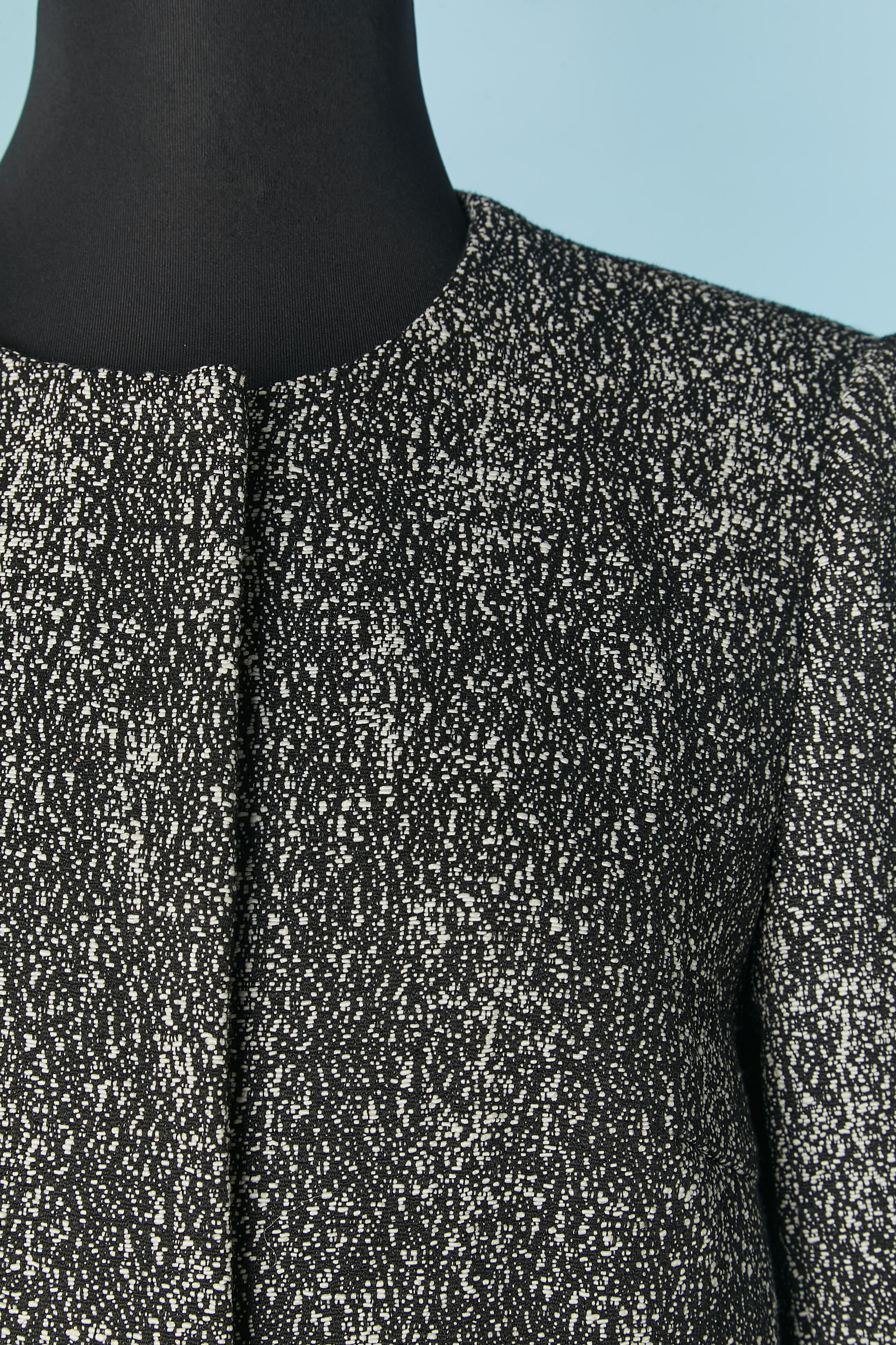 Schwarz-weißer Chiné-Einreihermantel . Zusammensetzung des Hauptgewebes: 82% Baumwolle, 18% Nylon. Zusammensetzung des Futters: 100% Viskose
Druckknopfverschluss (mit Stoff überzogen) in der vorderen Mitte, Taschen auf beiden Seiten.
SIZE 38 (Fr) M 