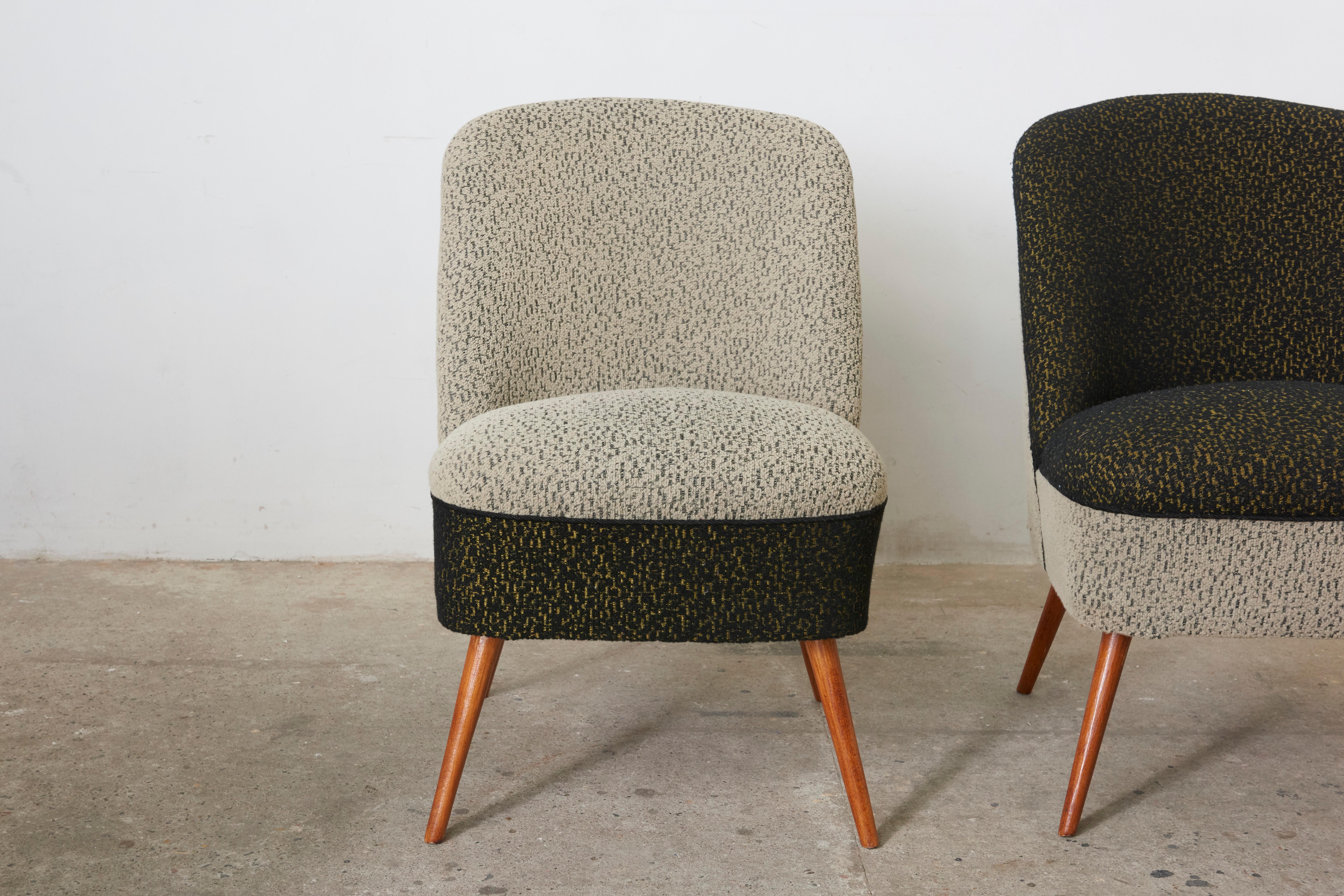 These vintage cocktail chairs have a super comfortable seat with the application of a padding technique, using double conical springs in the seat cushion but also in the backrest, coir filling supplemented the suppleness of these springs the chairs