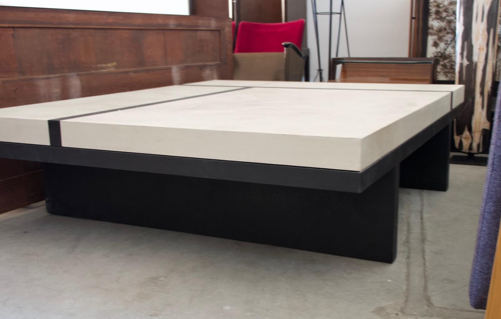 Verni Table basse noire et blanche par Pierre Bonnefille en vente