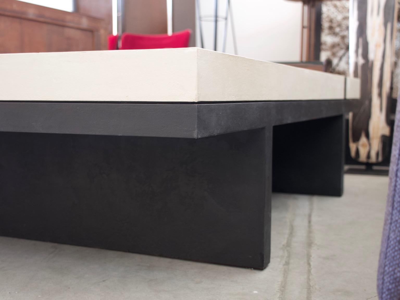 Table basse noire et blanche par Pierre Bonnefille en vente 1