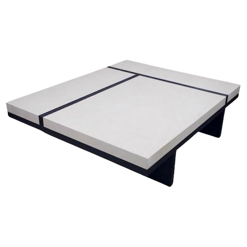 Table basse noire et blanche par Pierre Bonnefille en vente