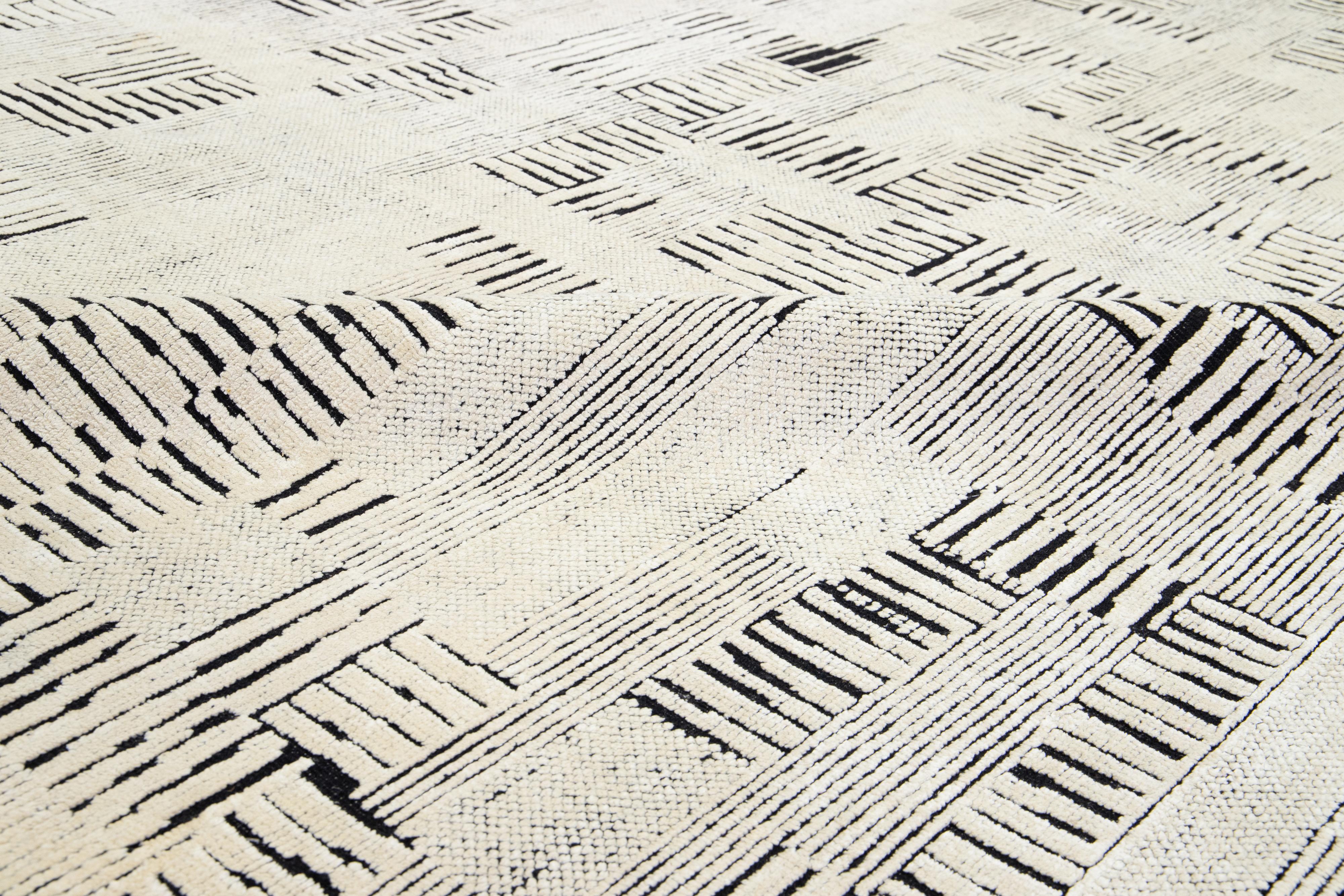 Alfombra contemporánea de lana y seda en blanco y negro con diseño abstracto Moderno orgánico en venta