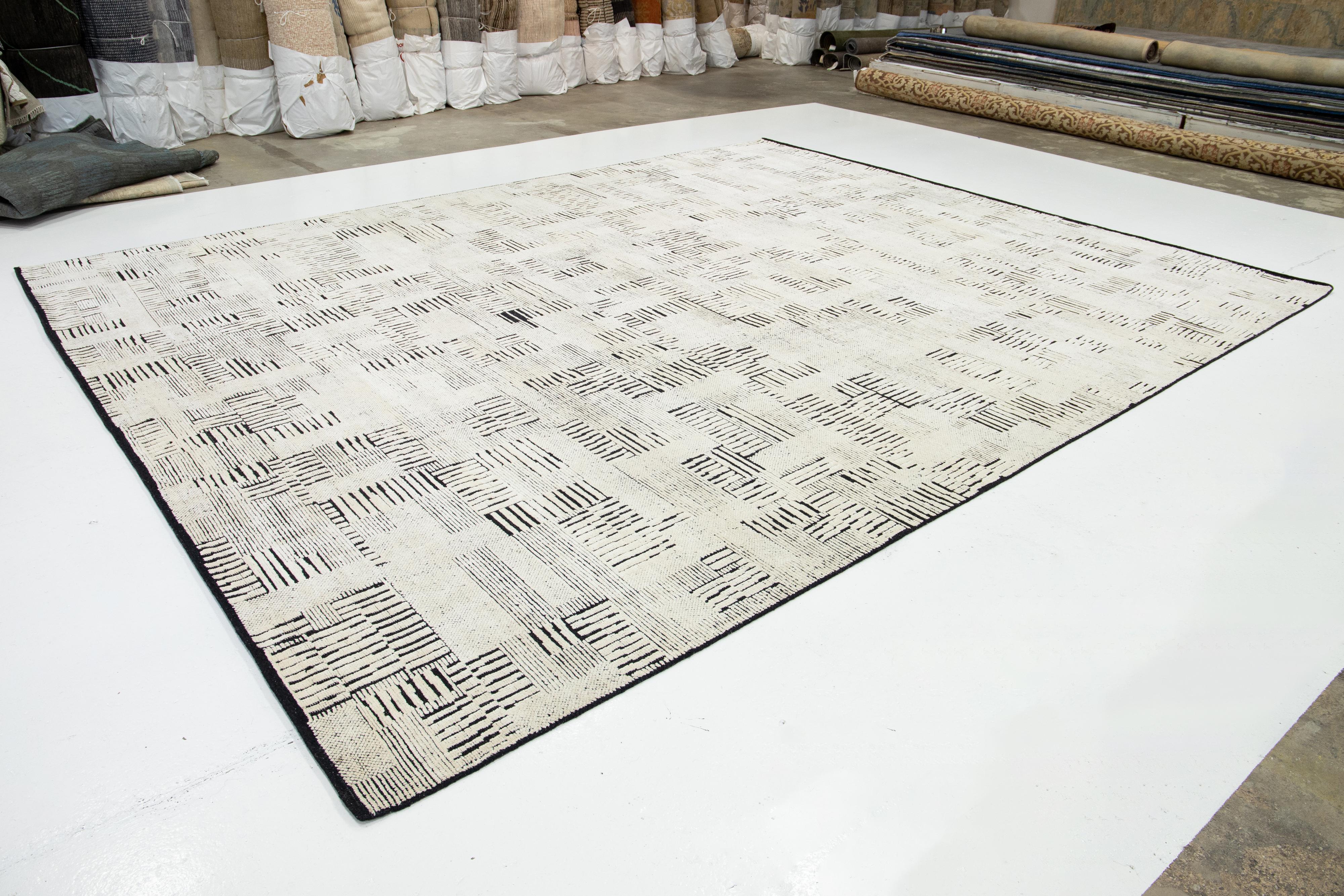 Alfombra contemporánea de lana y seda en blanco y negro con diseño abstracto Nepalés en venta