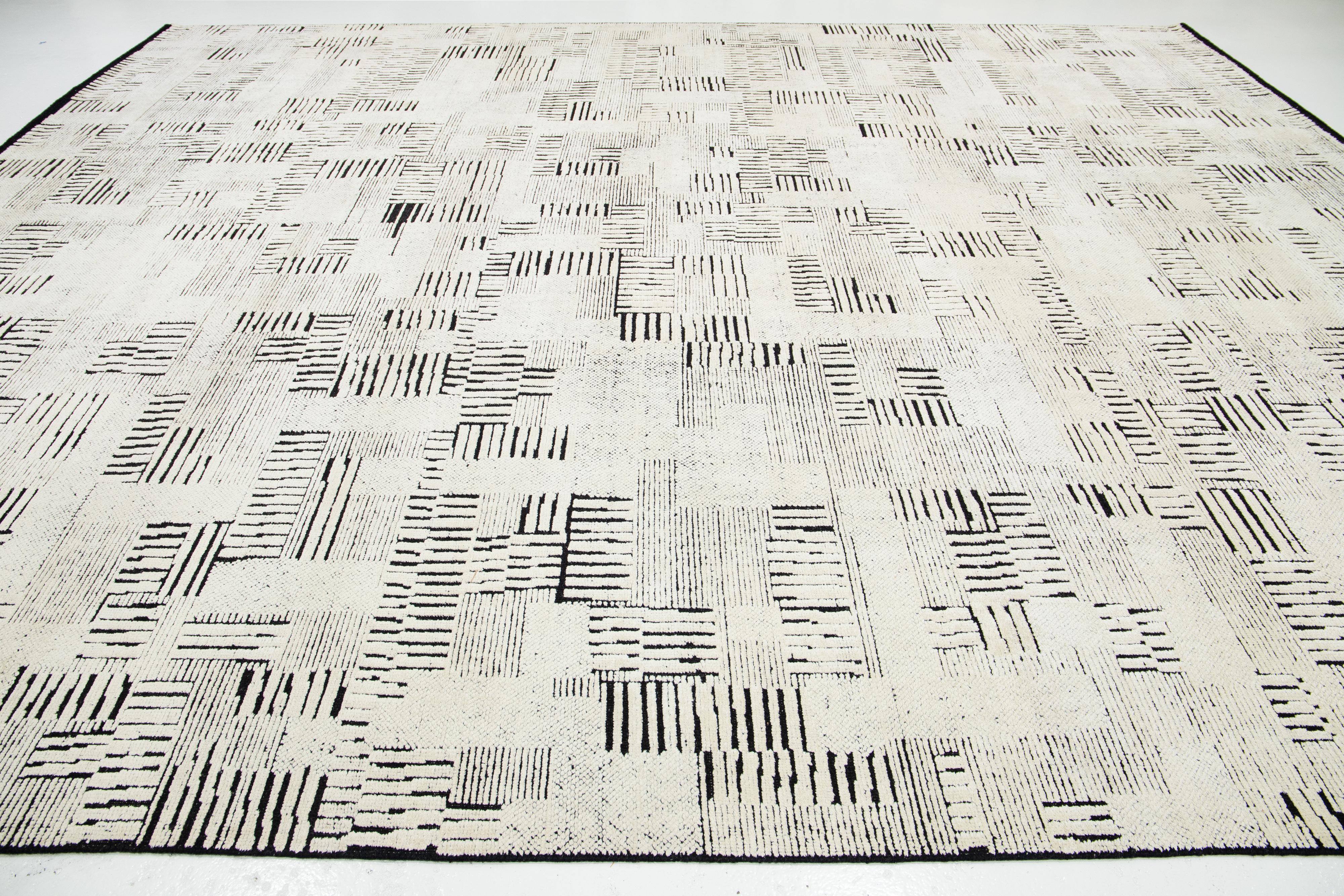 Alfombra contemporánea de lana y seda en blanco y negro con diseño abstracto Anudado a mano en venta
