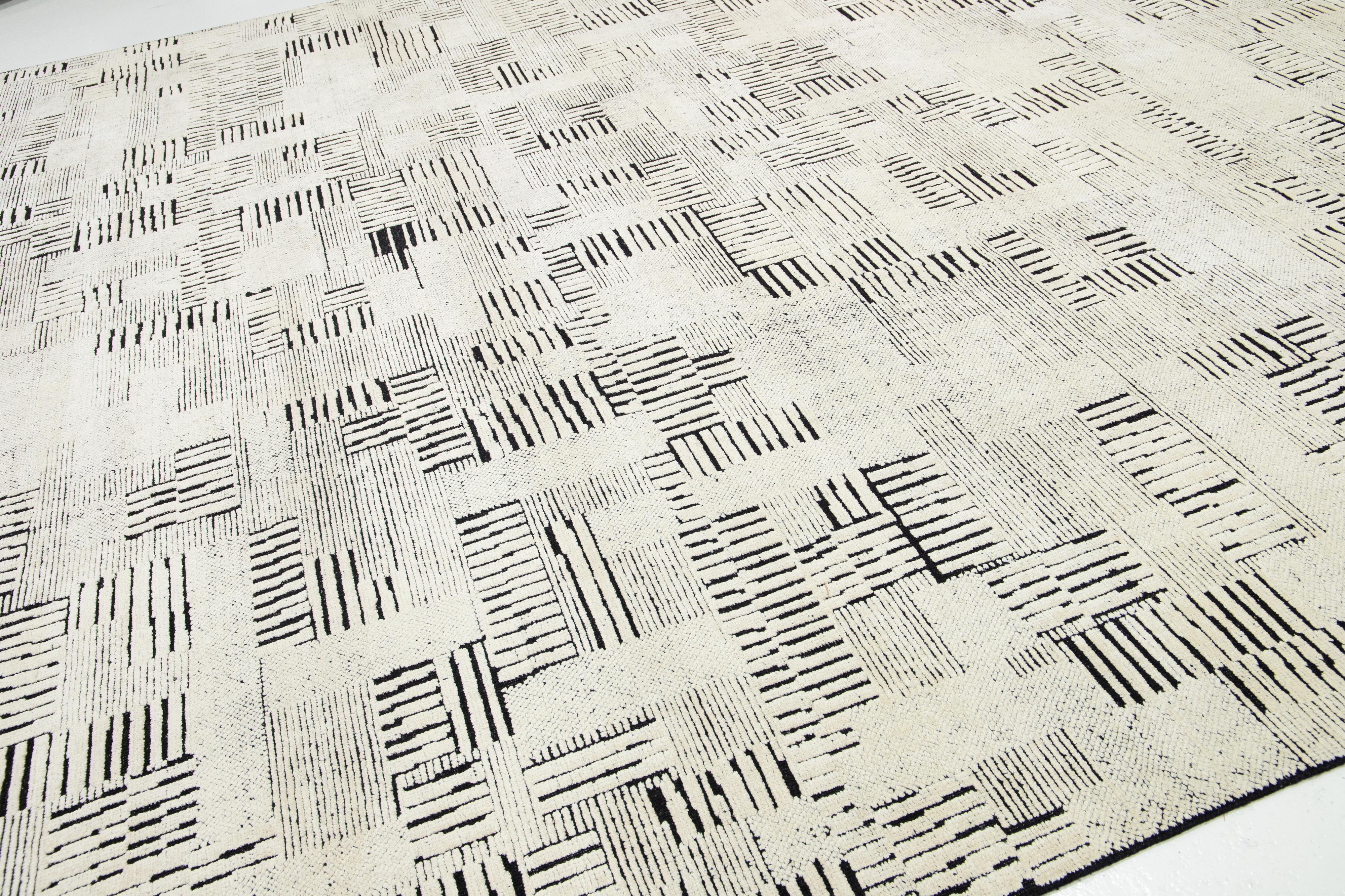 Alfombra contemporánea de lana y seda en blanco y negro con diseño abstracto en Nuevo estado para la venta en Norwalk, CT