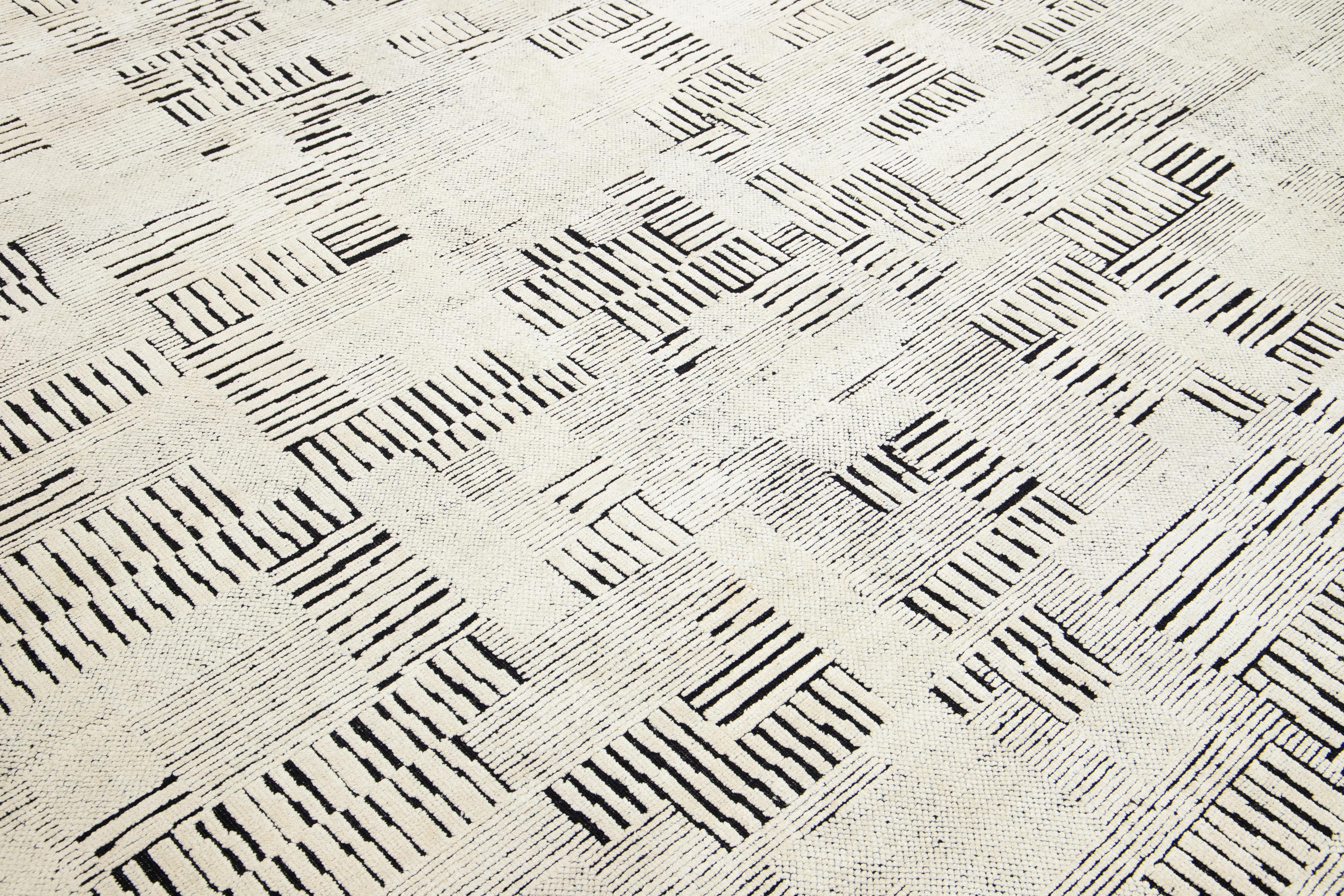 Alfombra contemporánea de lana y seda en blanco y negro con diseño abstracto Siglo XXI y contemporáneo en venta