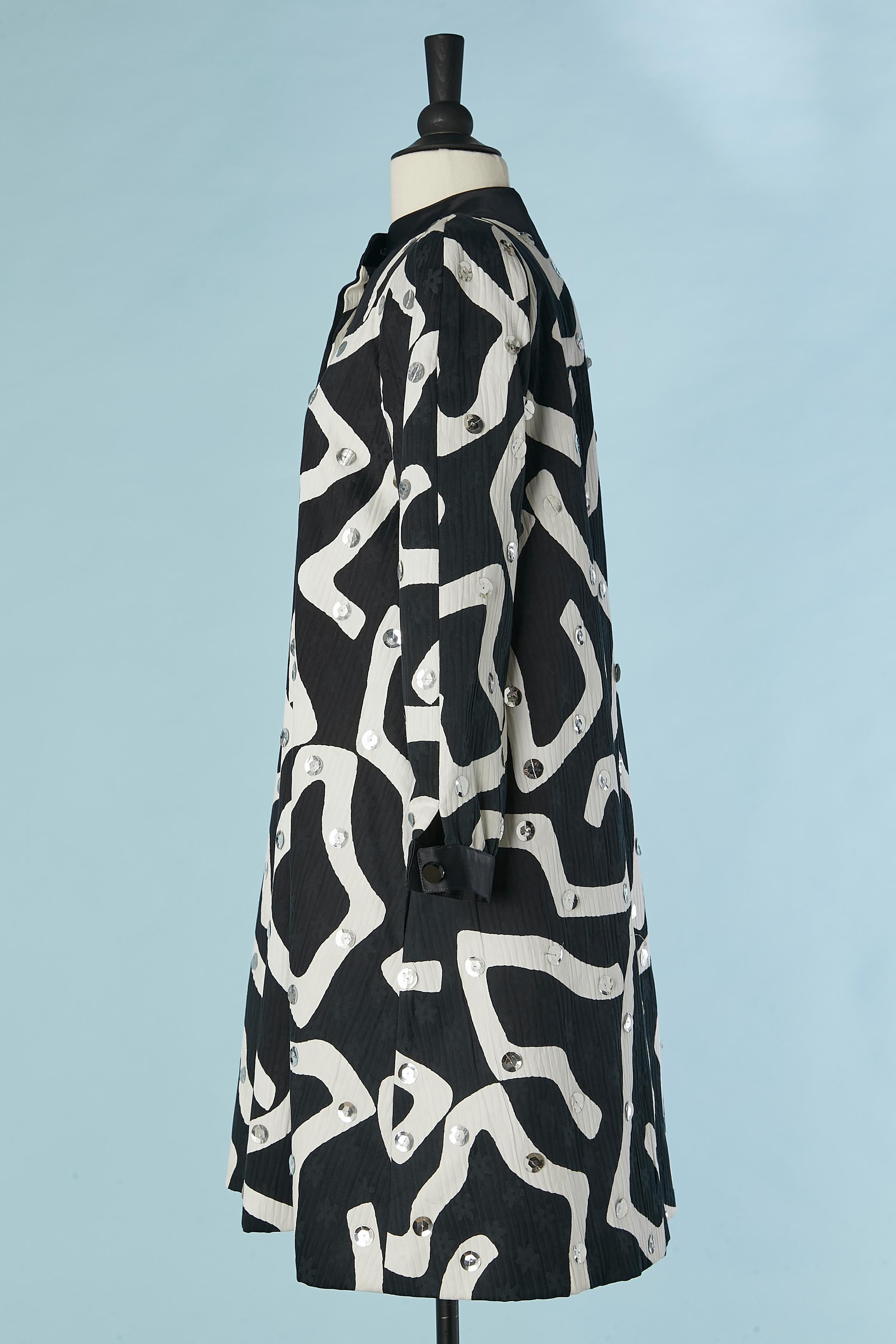 Schwarzer und weißer Baumwolljacquard-Mantel aus Baumwolle mit silbernen Pailletten von Geoffrey Beene  Damen im Angebot