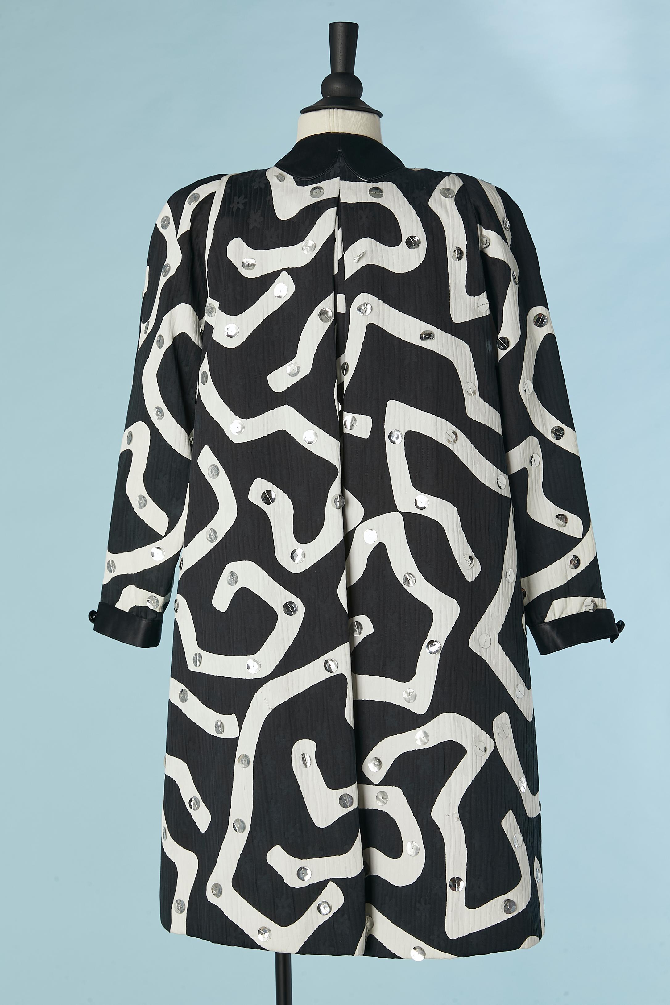 Schwarzer und weißer Baumwolljacquard-Mantel aus Baumwolle mit silbernen Pailletten von Geoffrey Beene  im Angebot 1