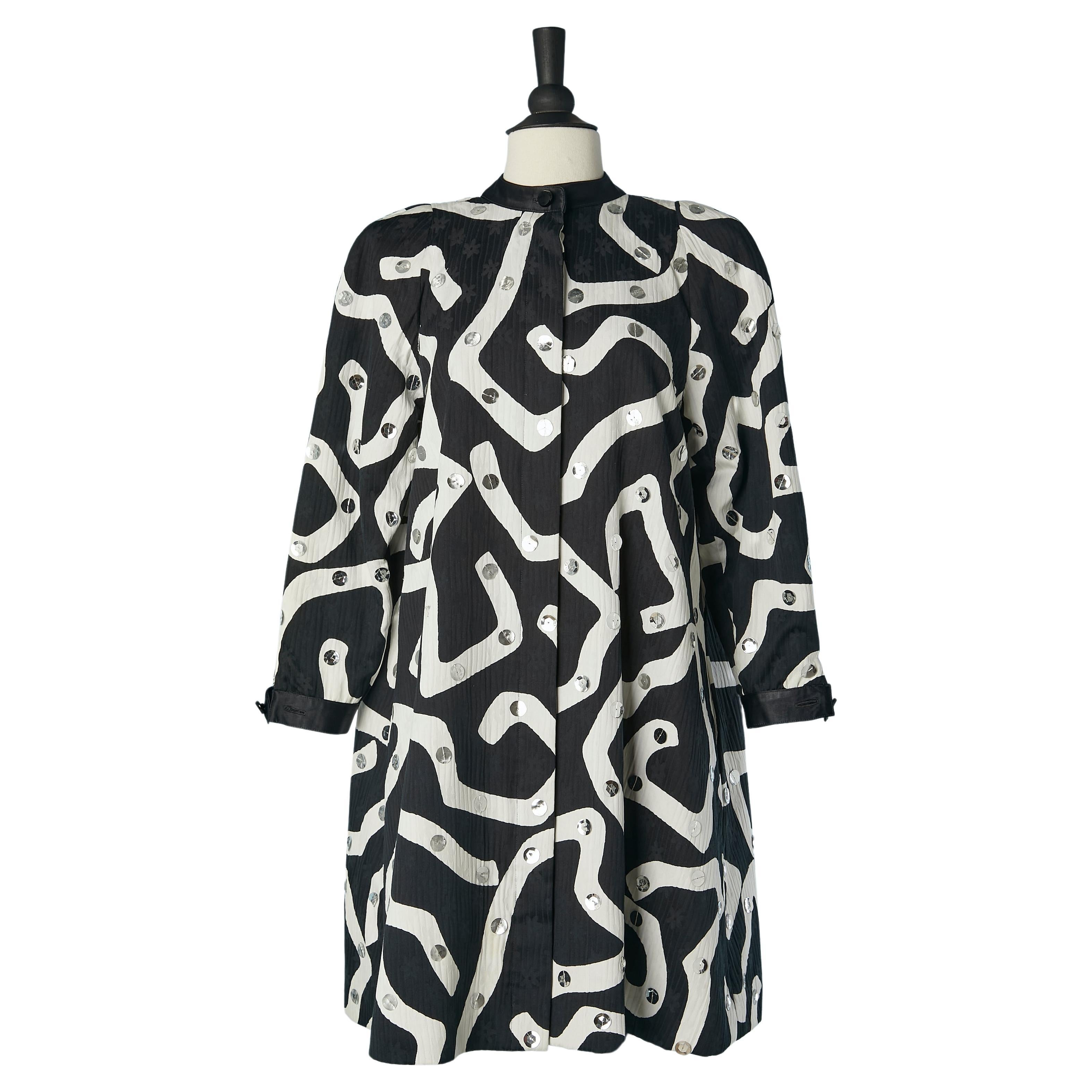 Schwarzer und weißer Baumwolljacquard-Mantel aus Baumwolle mit silbernen Pailletten von Geoffrey Beene  im Angebot