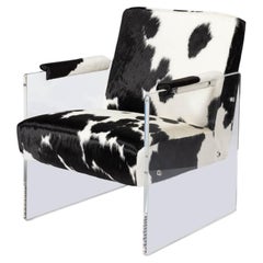Sillón de cuero de vaca blanco y negro y lucite