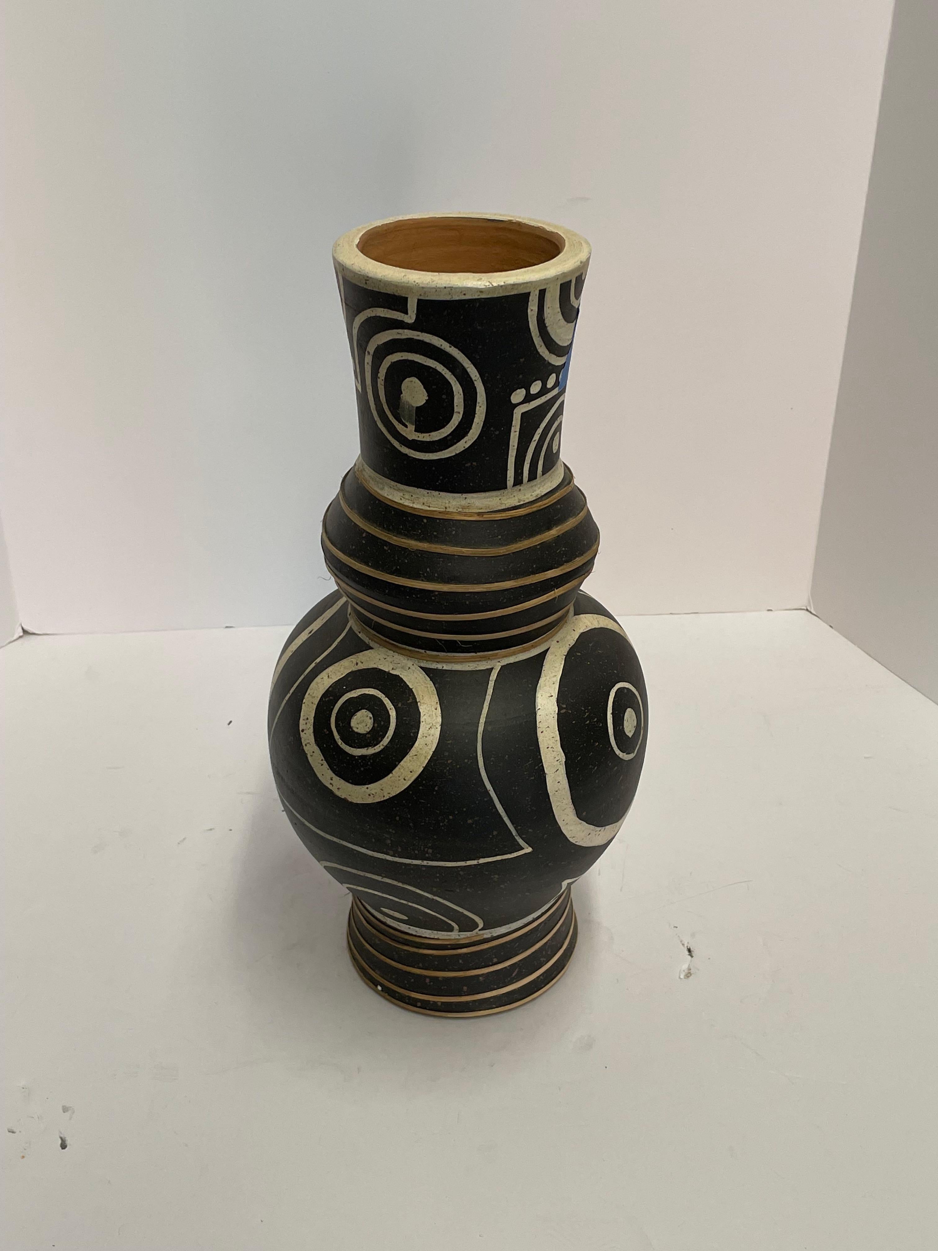 Contemporary Chinese black and white tribal pattern vase.
Decorative tribal dot within circle pattern.