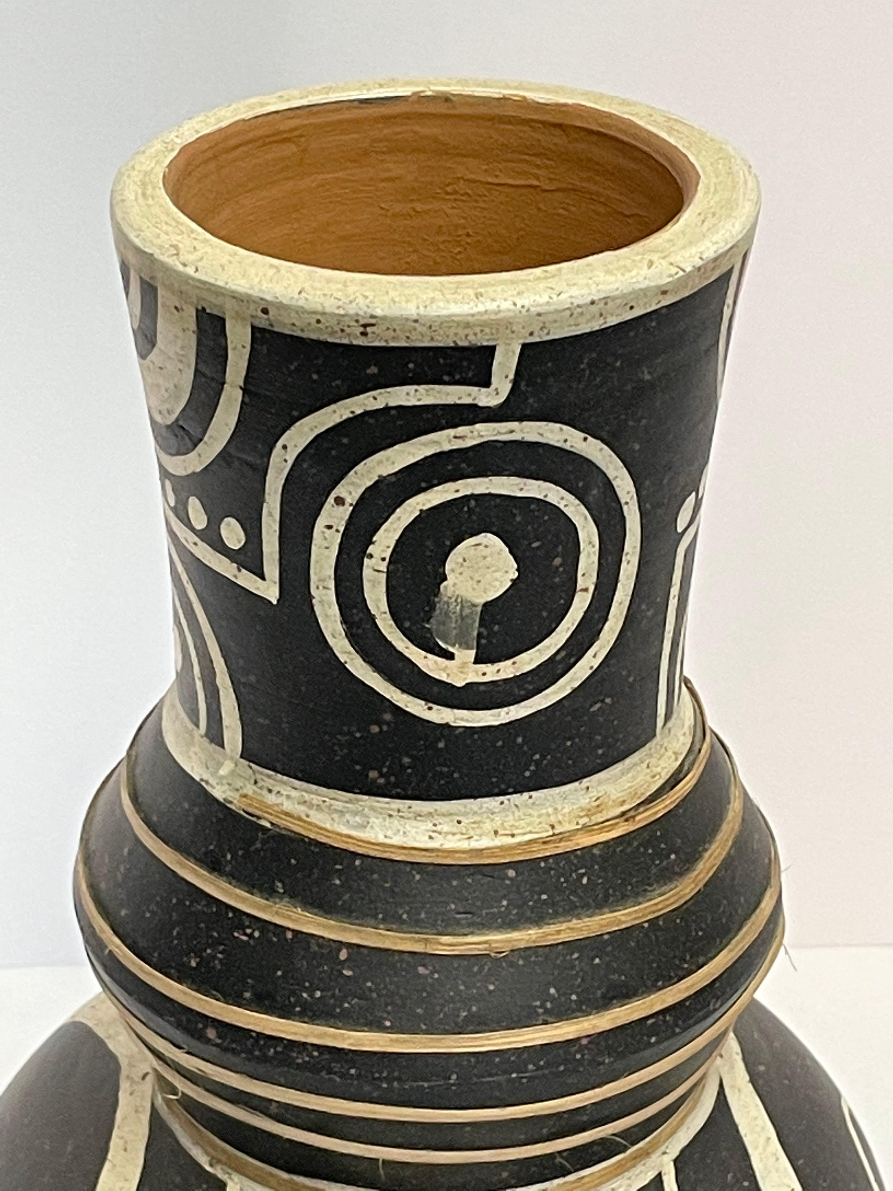 Asiatique Vase décoratif à motifs tribaux noirs et blancs, Chine, contemporain en vente