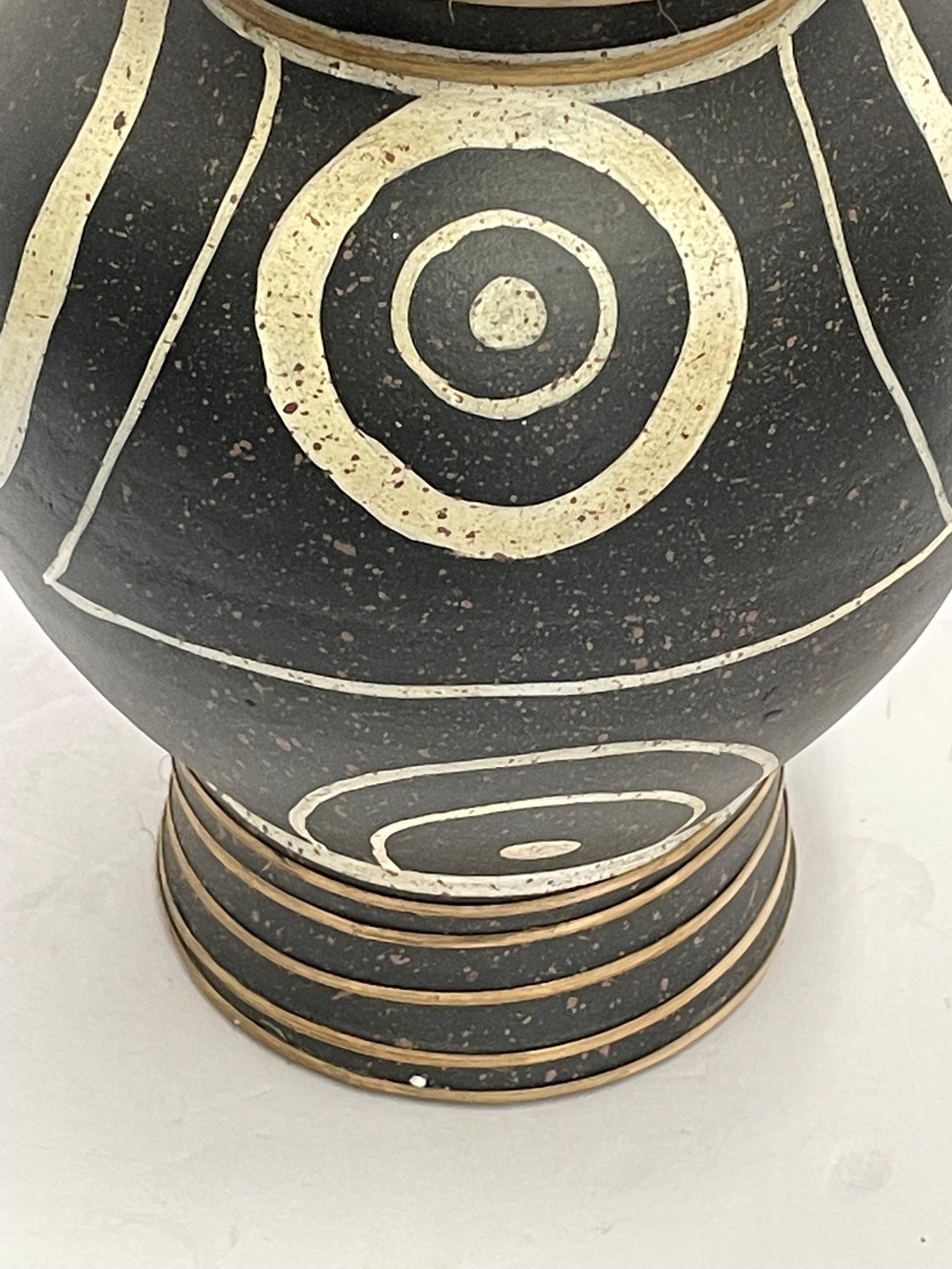 XXIe siècle et contemporain Vase décoratif à motifs tribaux noirs et blancs, Chine, contemporain en vente