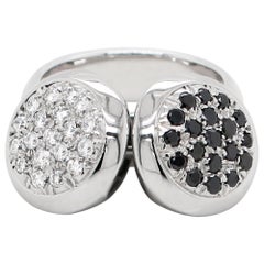 Bague cocktail à breloques pendantes en or blanc 18 carats avec diamants noirs et blancs