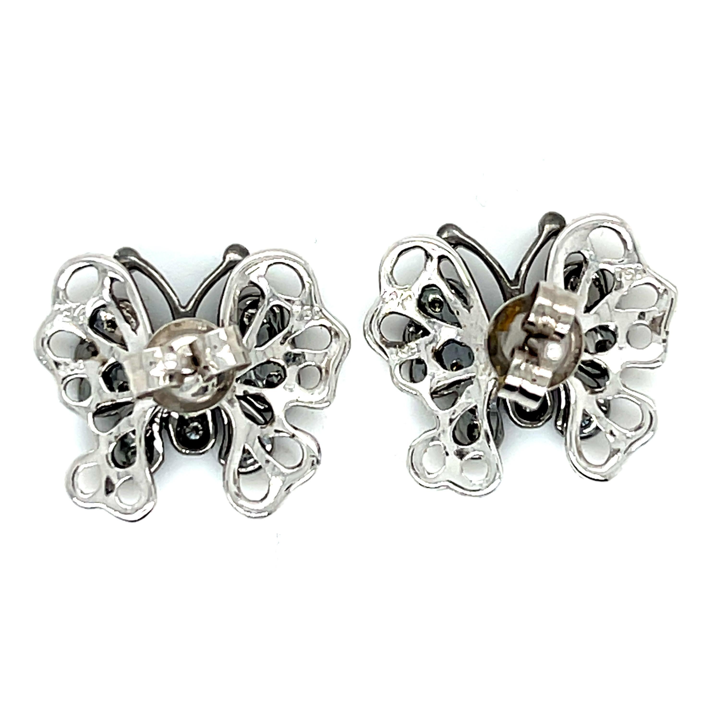 Orecchini a perno con diamante bianco e nero e farfalla in oro 18 carati In condizioni Nuovo in vendita a New York, NY