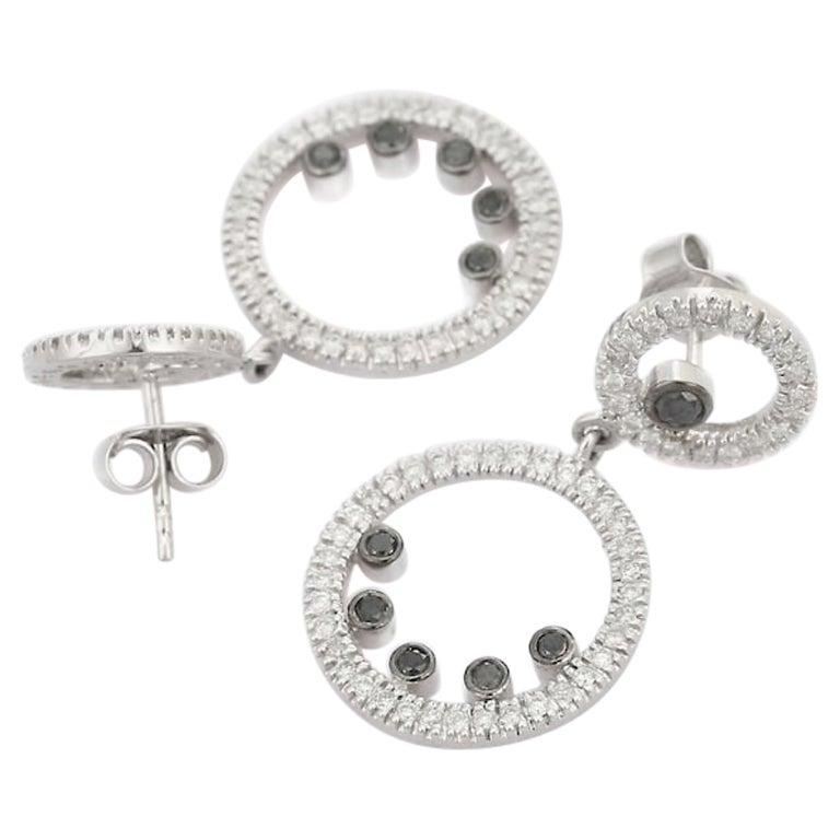 Black and White Diamond Circle Dangle Earrings in 18k White Gold In New Condition For Sale In New York, NY