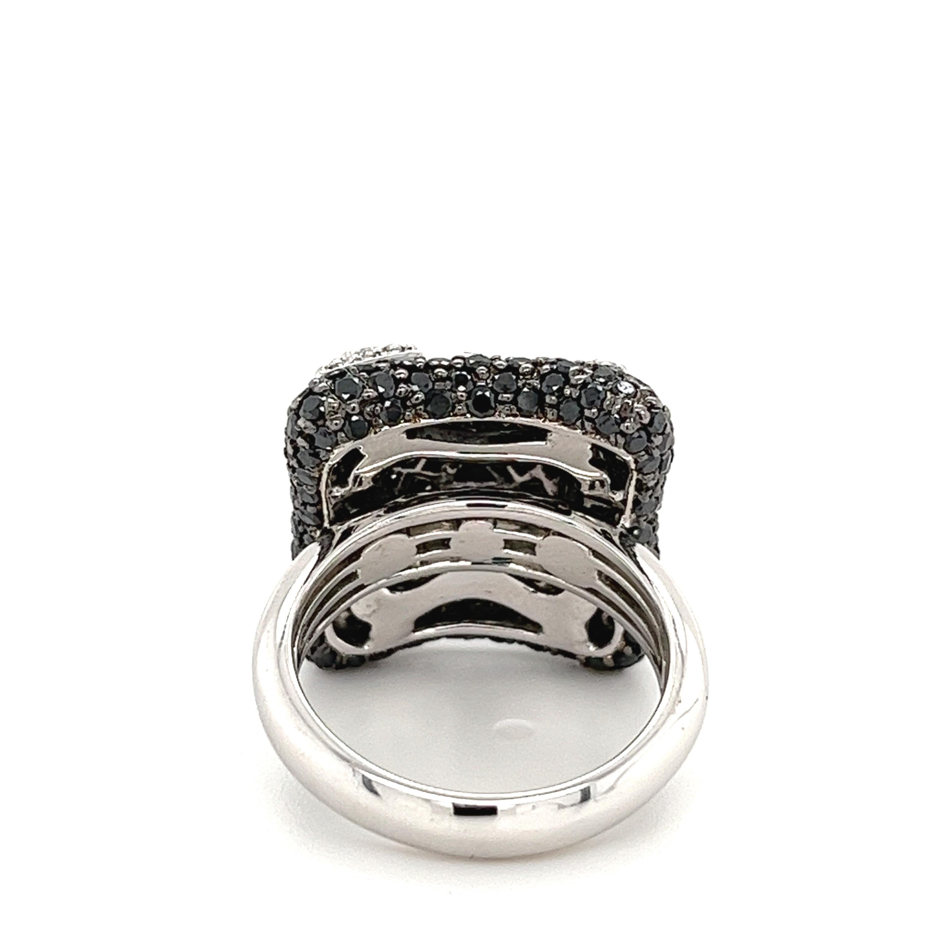 Acquista questo splendido anello con diamanti naturali bianchi e neri a grappolo. Diamanti incastonati a pavé in un motivo geometrico a stella giocoso ma di classe. Il design si ispira a una notte stellata. 

Questo anello è realizzato con una