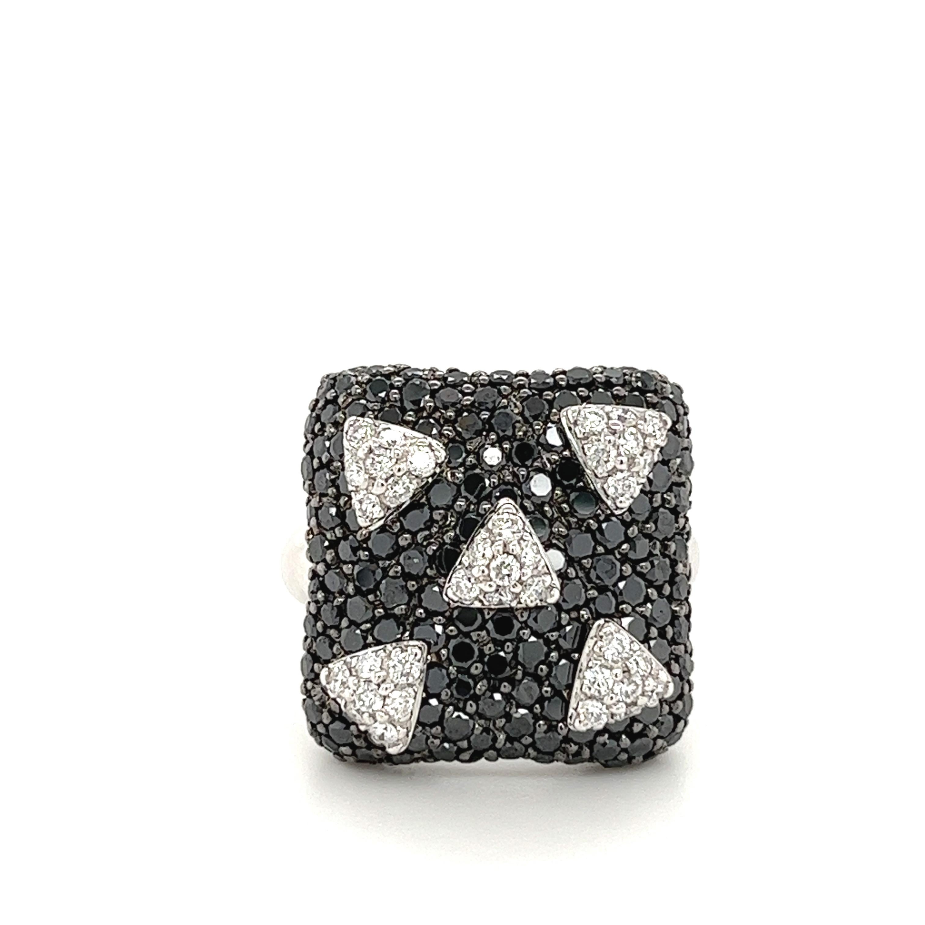 Round Cut Black and White Diamond Cluster Ring in 18k White Gold with Starlit Night Theme For Sale