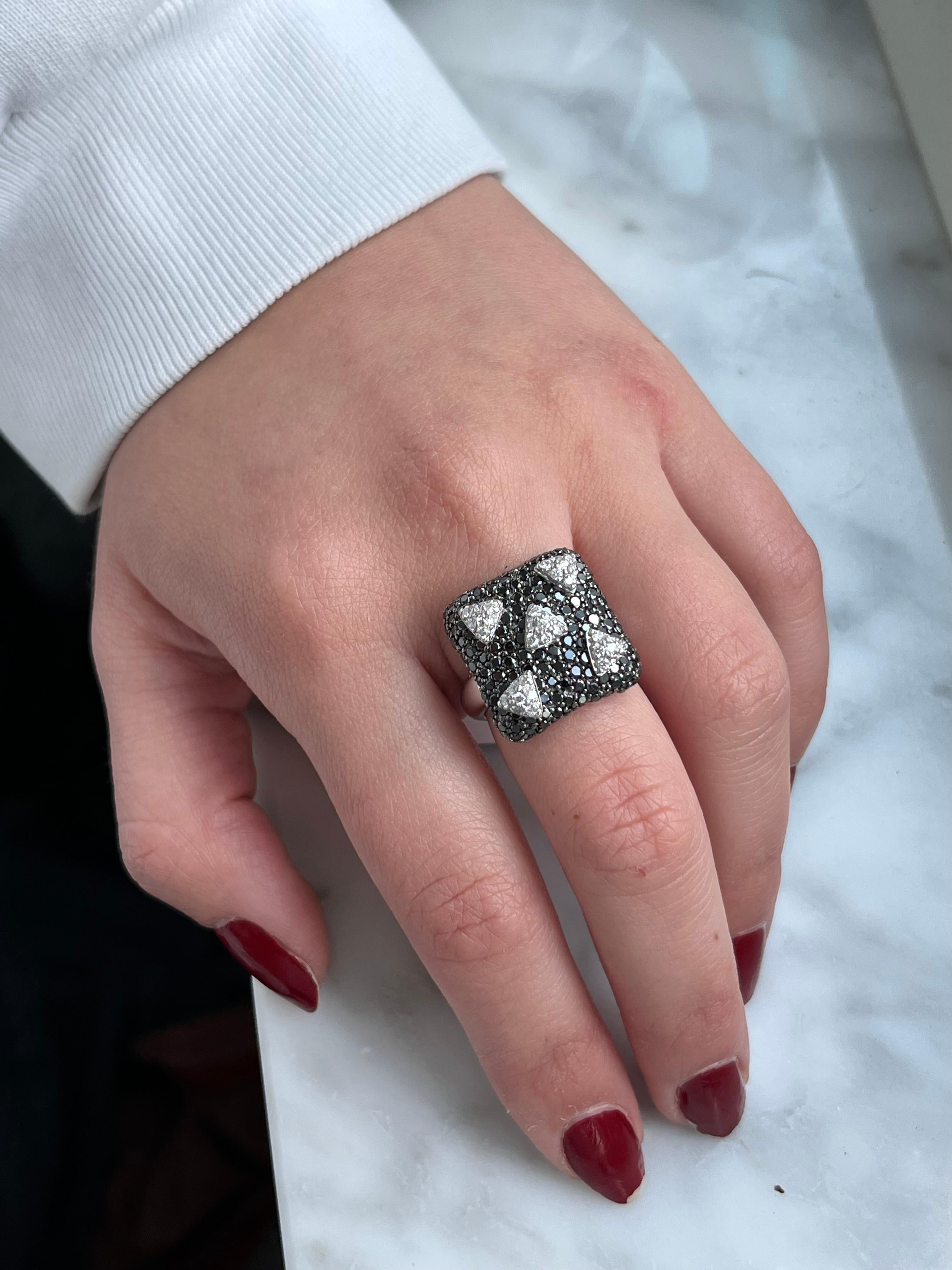 Black and White Diamond Cluster Ring in 18k White Gold with Starlit Night Theme For Sale 1