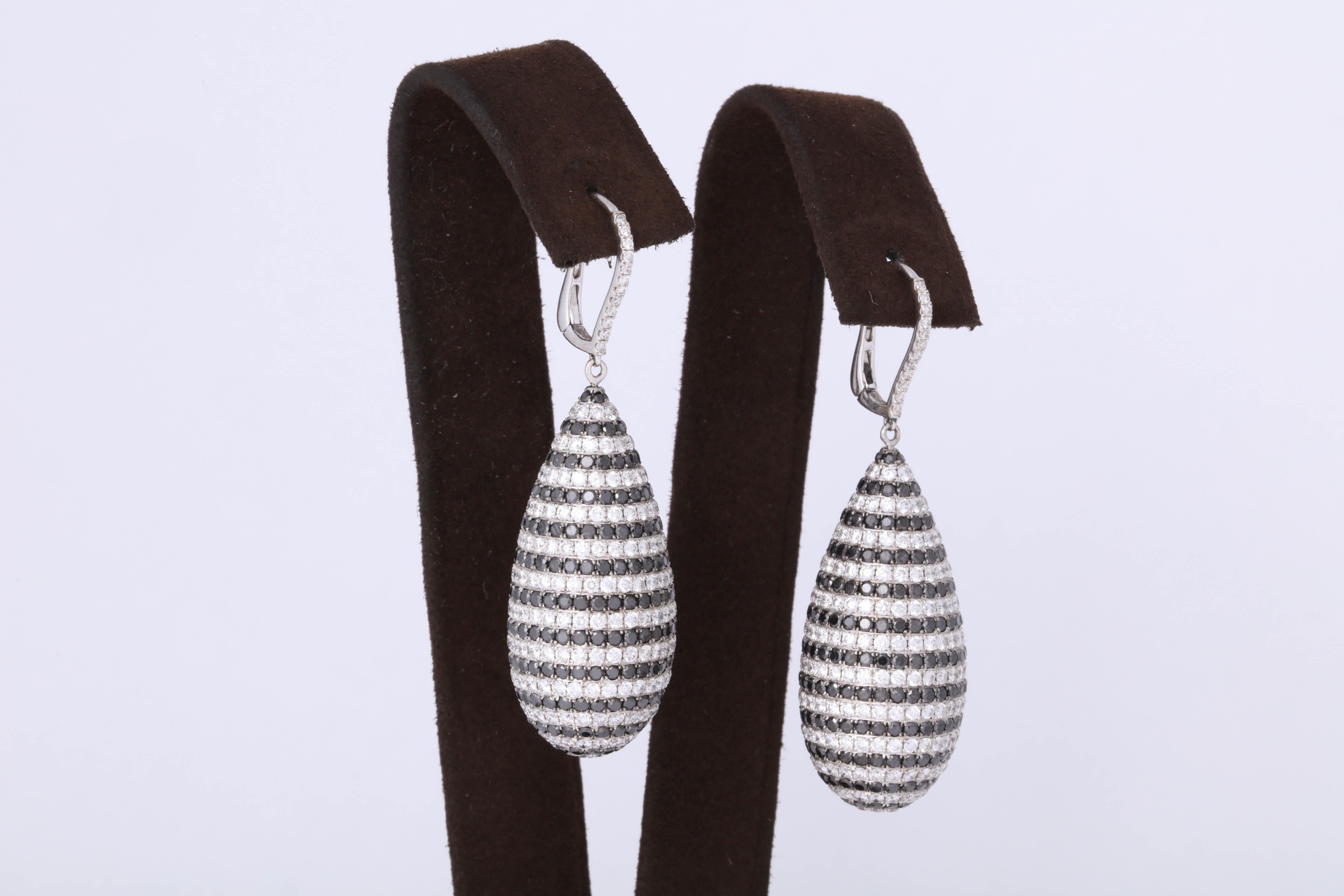 Black and White Diamond Dangle Drop Earring In New Condition For Sale In New York, NY