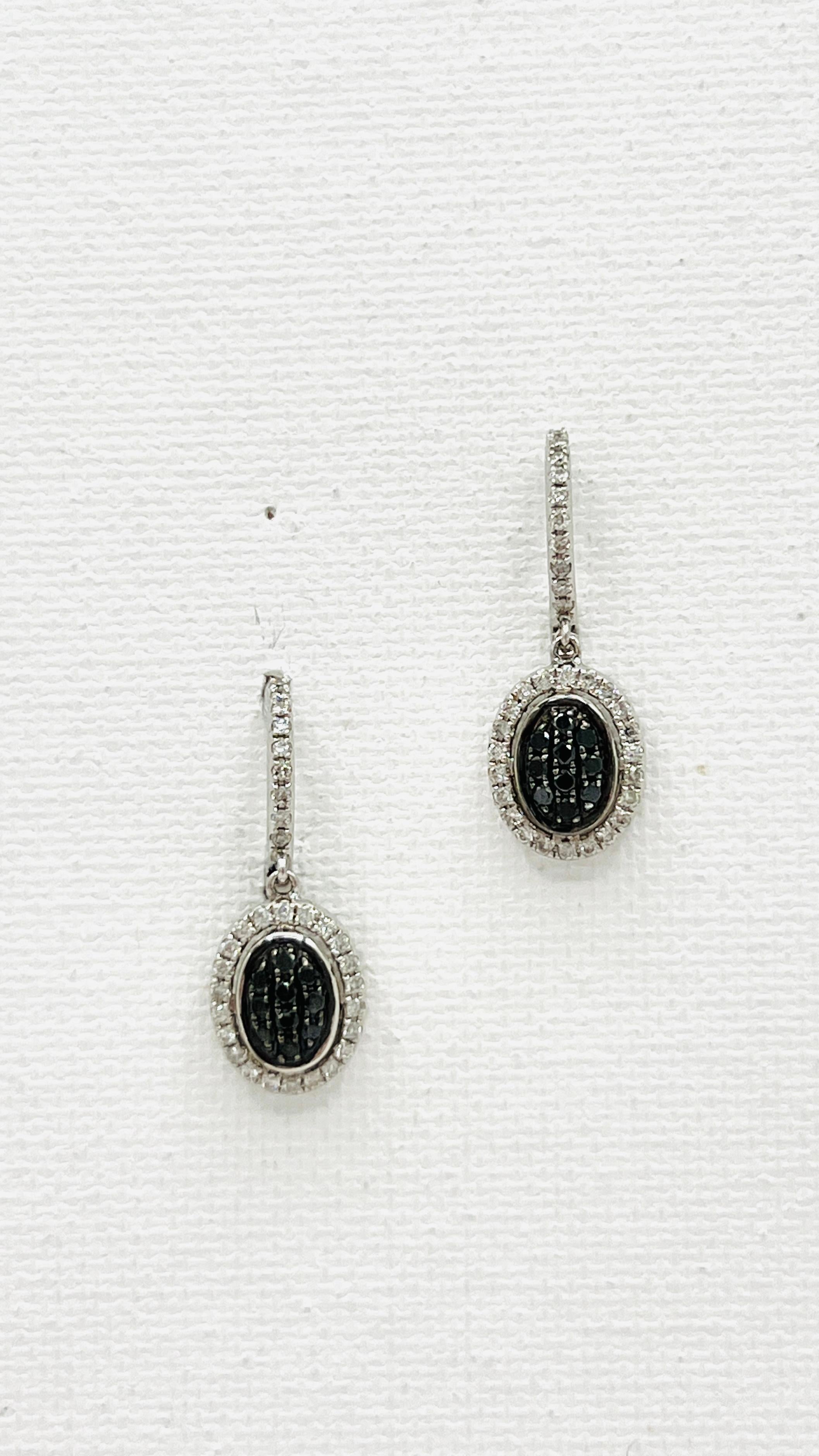 Black and White Diamond Dangle Earrings in 14K White Gold In New Condition For Sale In Los Angeles, CA