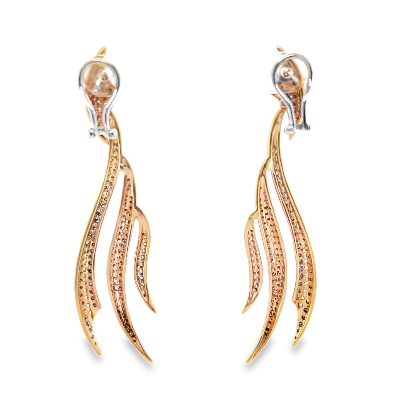 Black and White Diamond Dangling Earrings in 18K Rose Gold In New Condition For Sale In New York, NY
