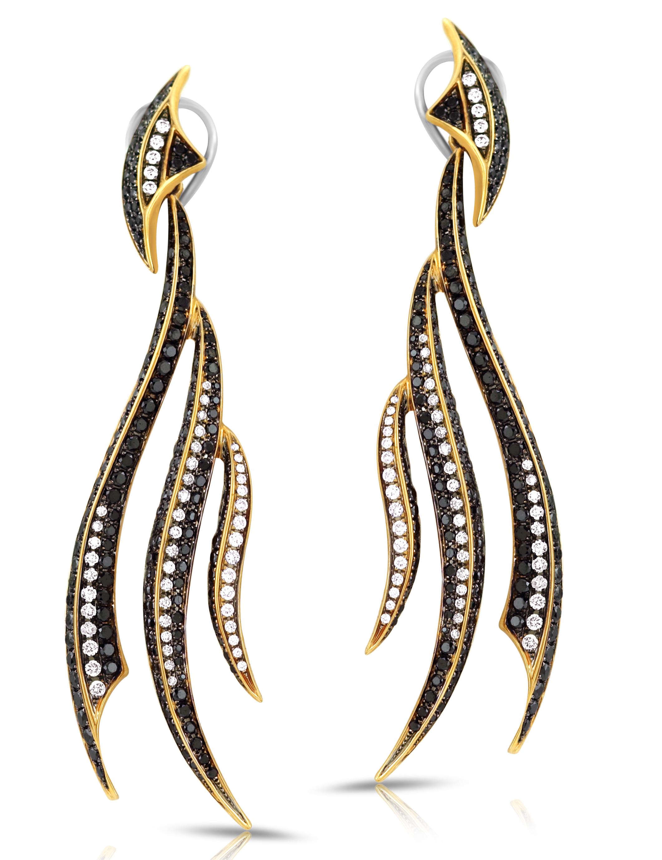 Black and White Diamond Dangling Earrings in 18K Rose Gold For Sale 1