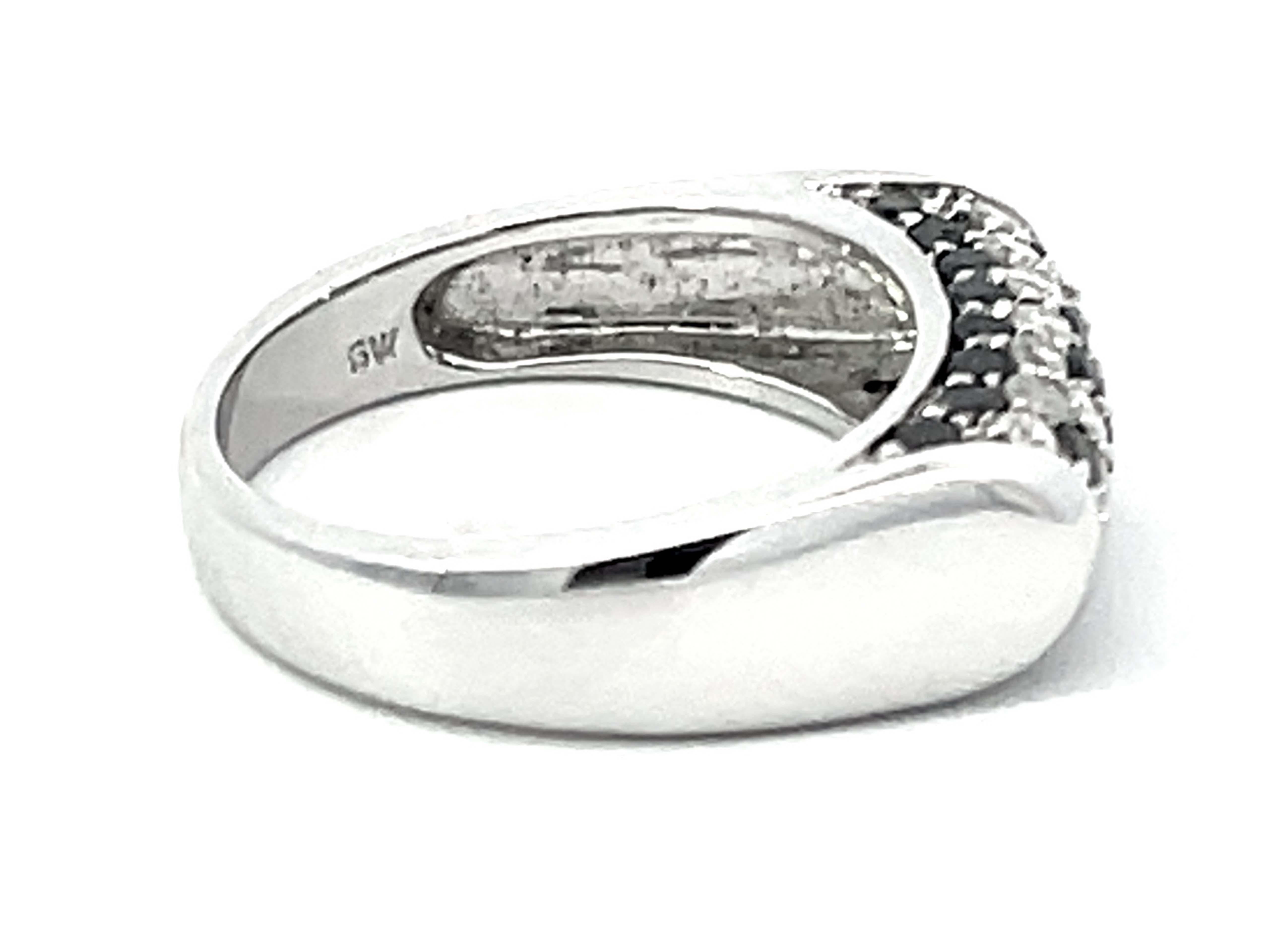 Black and White Diamond Dome Ring in 18k White Gold In Excellent Condition For Sale In Honolulu, HI