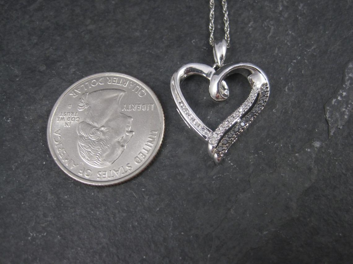 Schwarzer und weißer Diamant-Herz-Anhänger-Halskette und Ohrringe aus Sterling mit schwarzem und weißem Diamanten (Rundschliff)