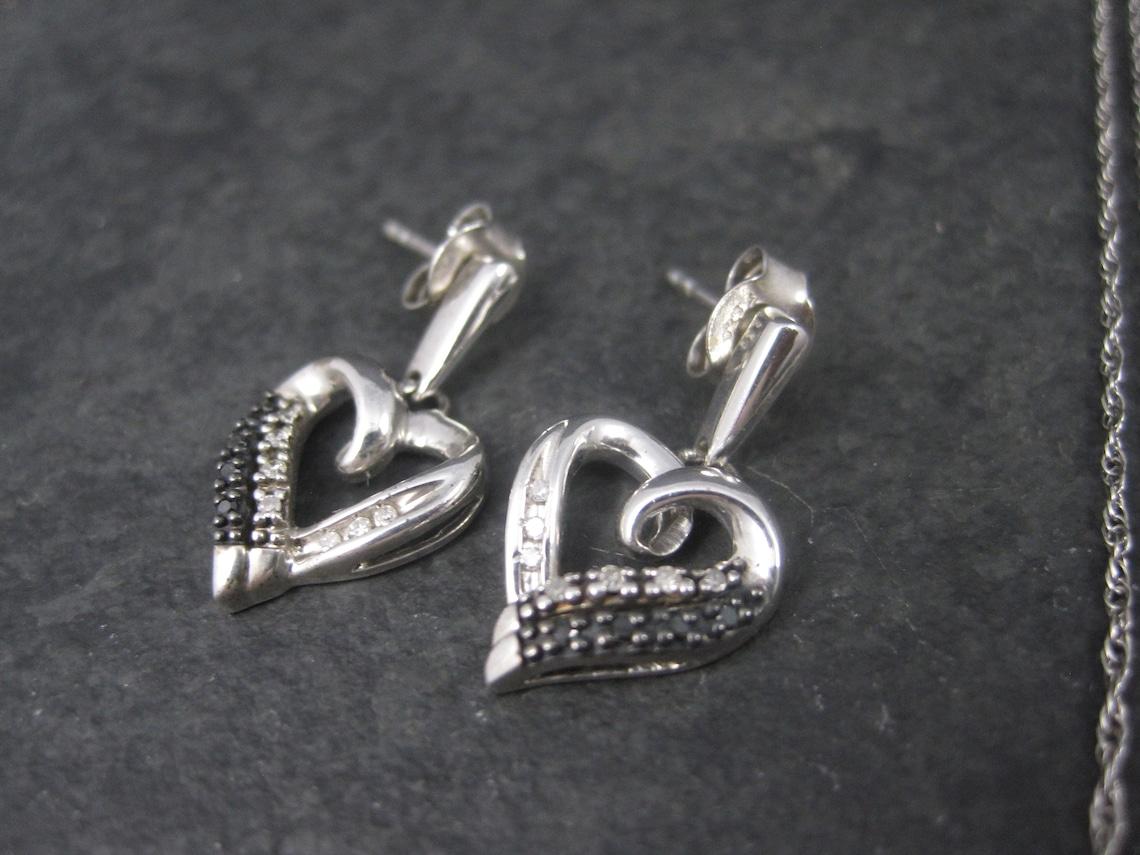 Schwarzer und weißer Diamant-Herz-Anhänger-Halskette und Ohrringe aus Sterling mit schwarzem und weißem Diamanten Damen