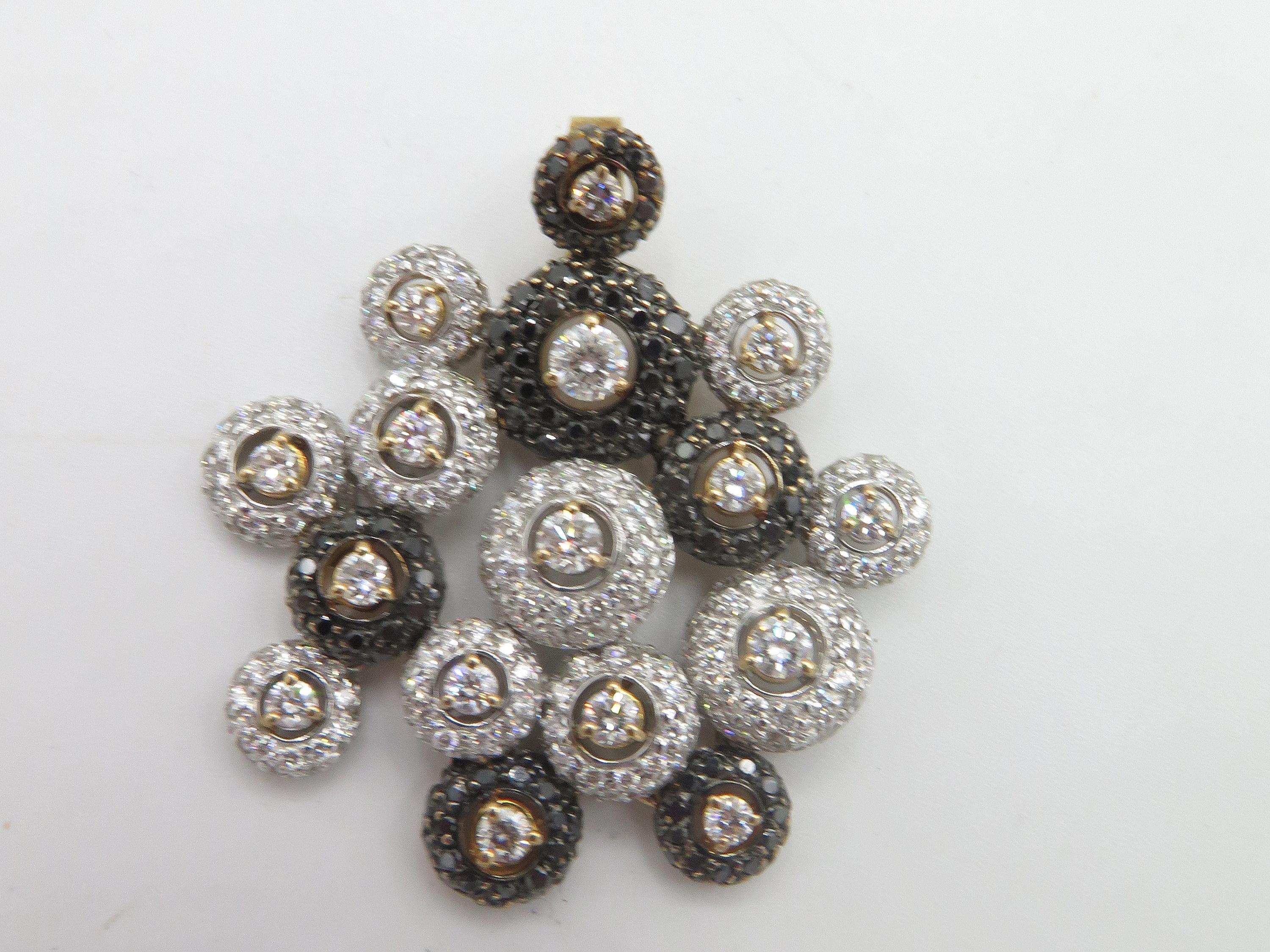Exquisiter runder Latis-Anhänger aus 18 Karat Weiß- und Roségold mit schwarzen und weißen Diamanten (Rundschliff) im Angebot