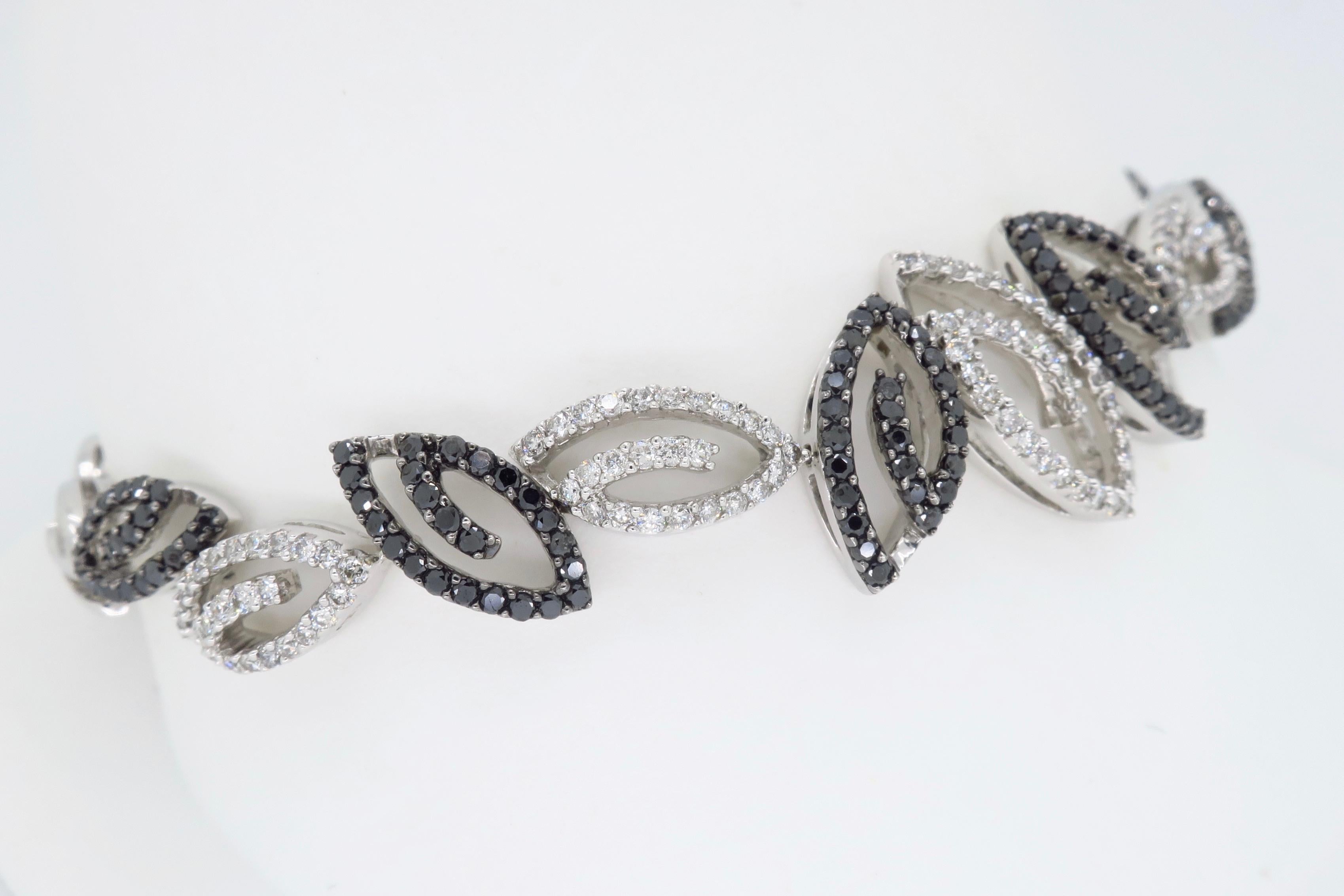 Black and White Diamond Link Bracelet In New Condition In Webster, NY