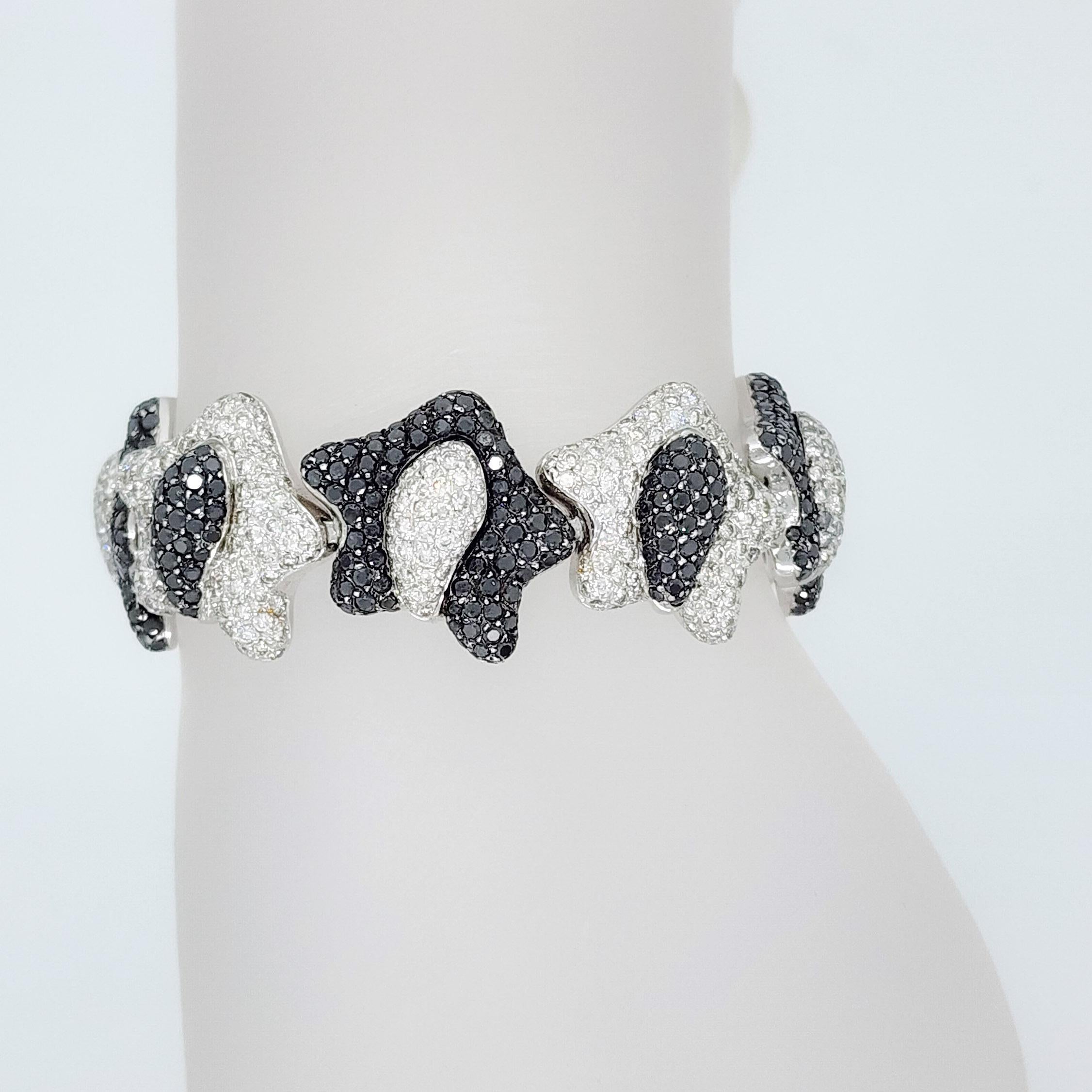 Wunderschöner runder weißer Diamant und schwarzer Diamant in diesem lustigen Design-Armband gefasst.  Handgefertigt aus 18k Weißgold.  Flexibel und mit viel Liebe zum Detail hergestellt. Die Länge beträgt 7,25