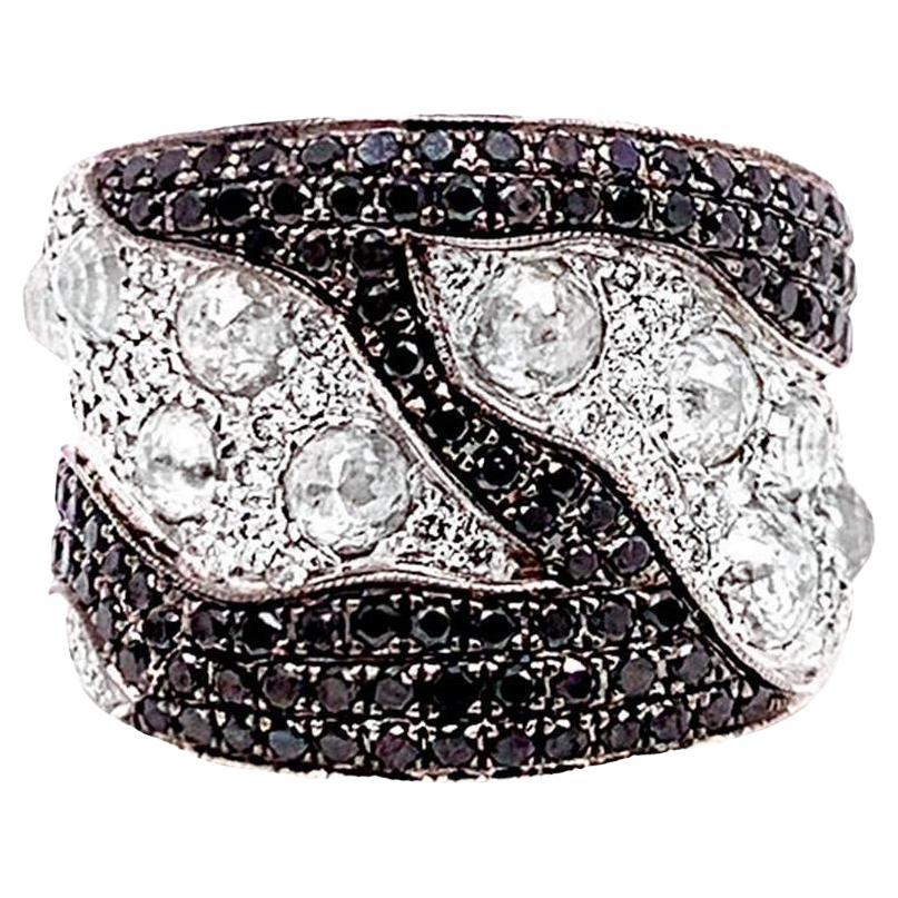 Anillo de diamantes blancos y negros 3,37 quilates Oro blanco de 18 quilates