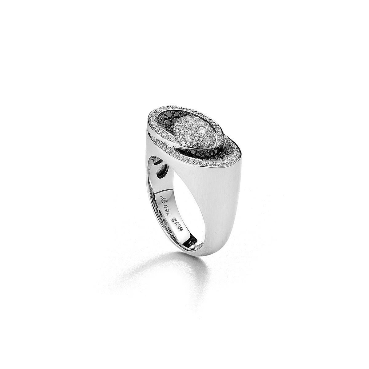 Bague en or blanc 18kt sertie de 43 diamants noirs 0,27 cts et 89 diamants 0,60 cts Taille 53