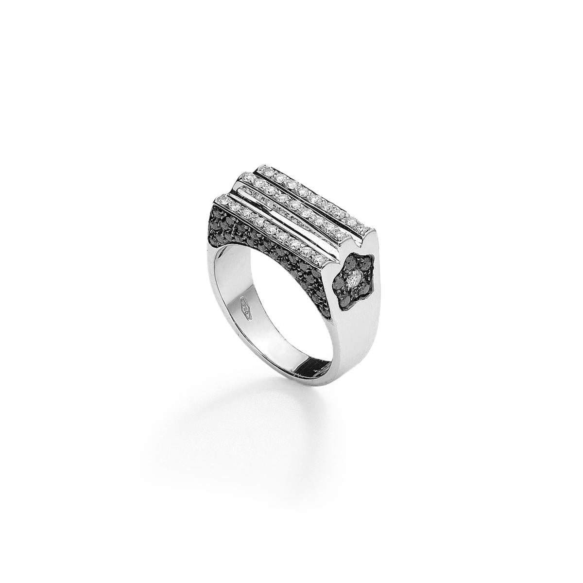 Ring in 18kt white gold set with 29 diamonds 0.38 cts and 60 black diamonds 0.90 cts Size 53              