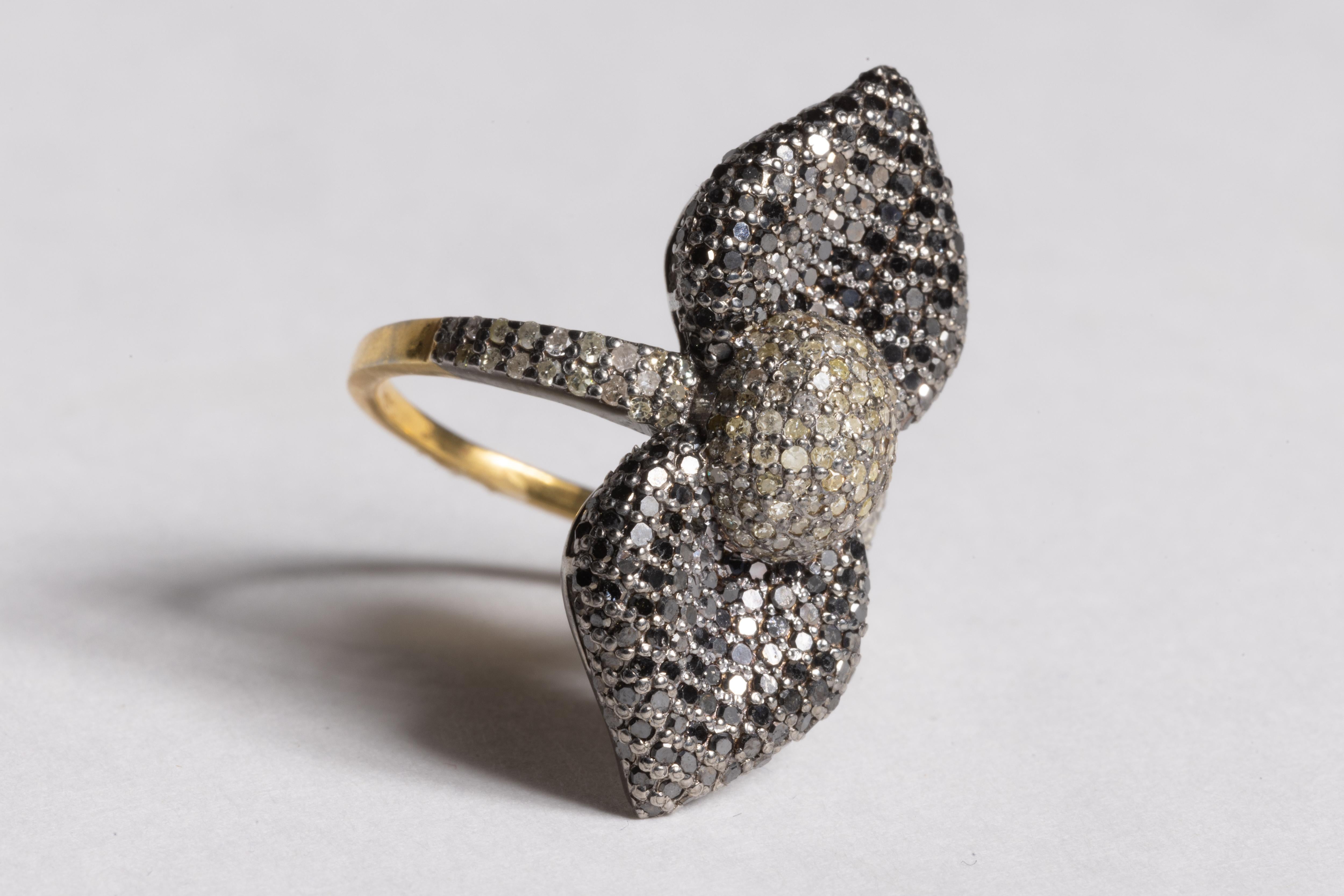 Anillo de diamantes blanco y negro Corte redondo en venta