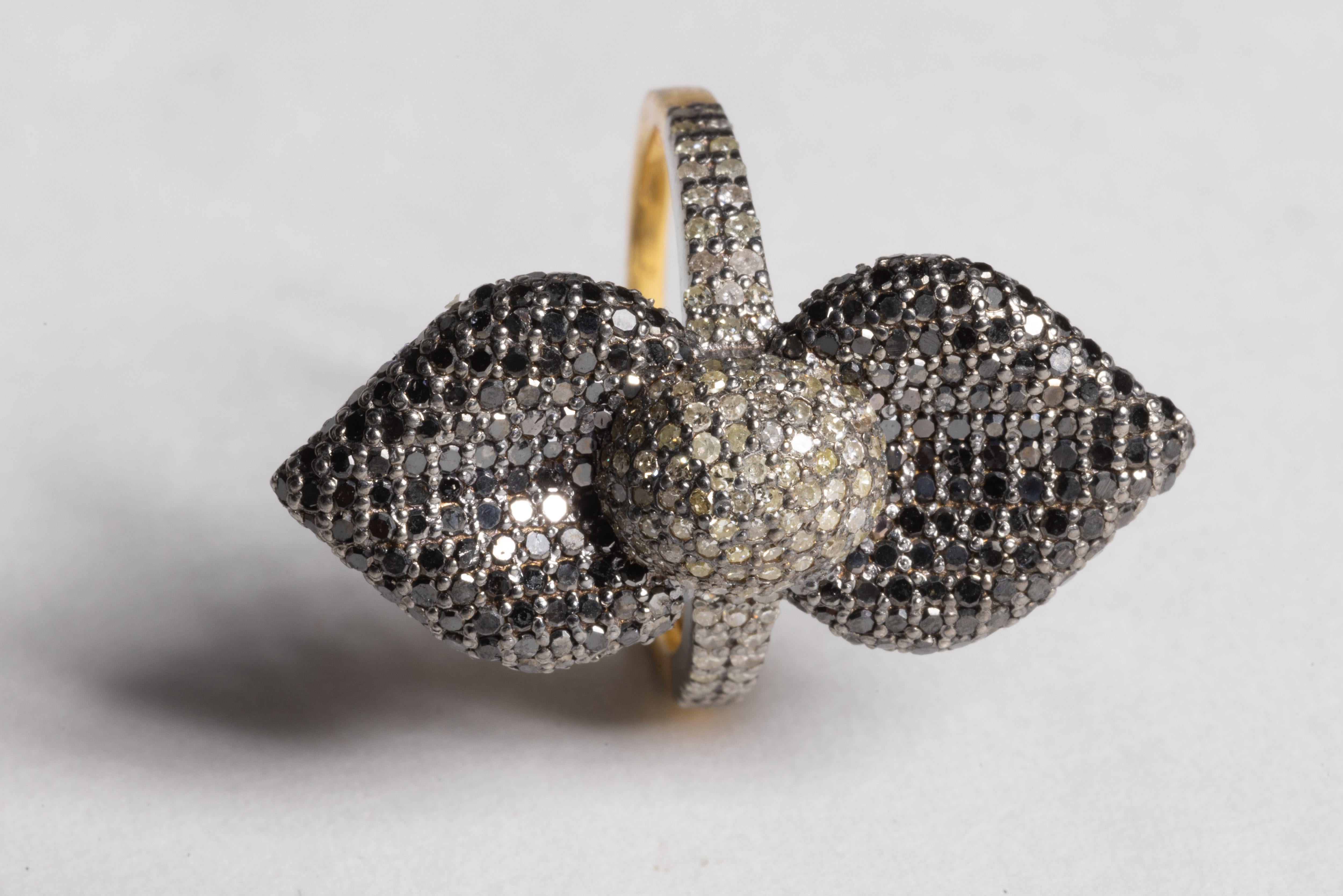 Anillo de diamantes blanco y negro en Excelente estado para la venta en Nantucket, MA