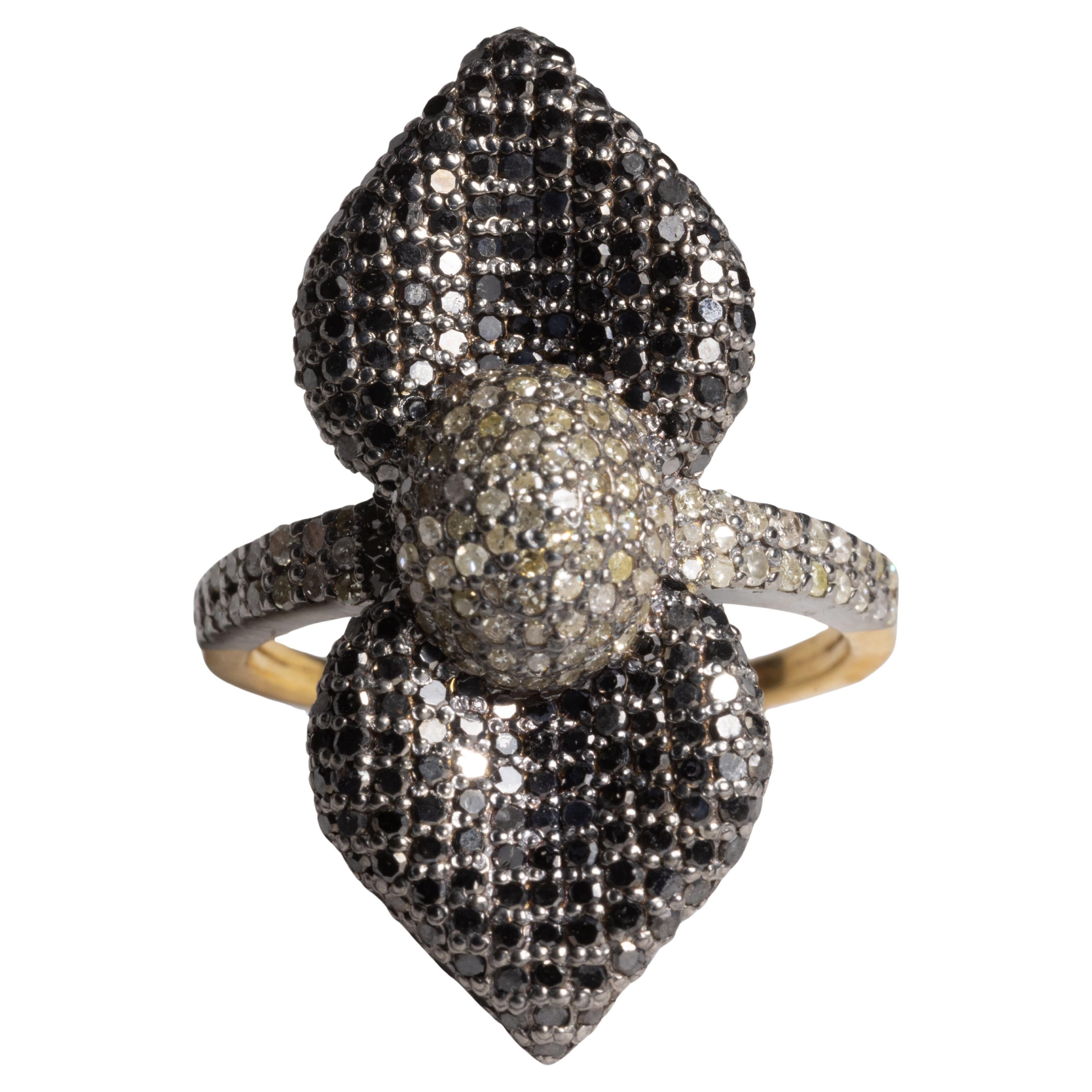 Anillo de diamantes blanco y negro en venta
