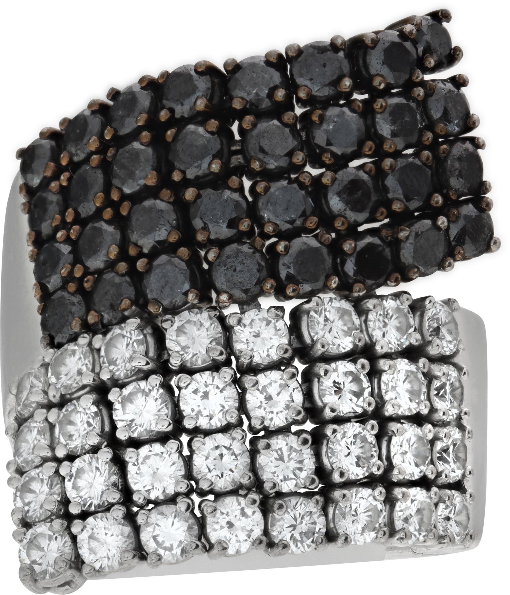 Anello con diamanti bianchi e neri in oro bianco 18 carati con 8 file flessibili di diamanti. Circa 1 carato di diamanti neri rotondi e 1 carato di diamanti bianchi (colore G-H, purezza VS). Taglia 7.5.

Questo anello con diamante è attualmente di