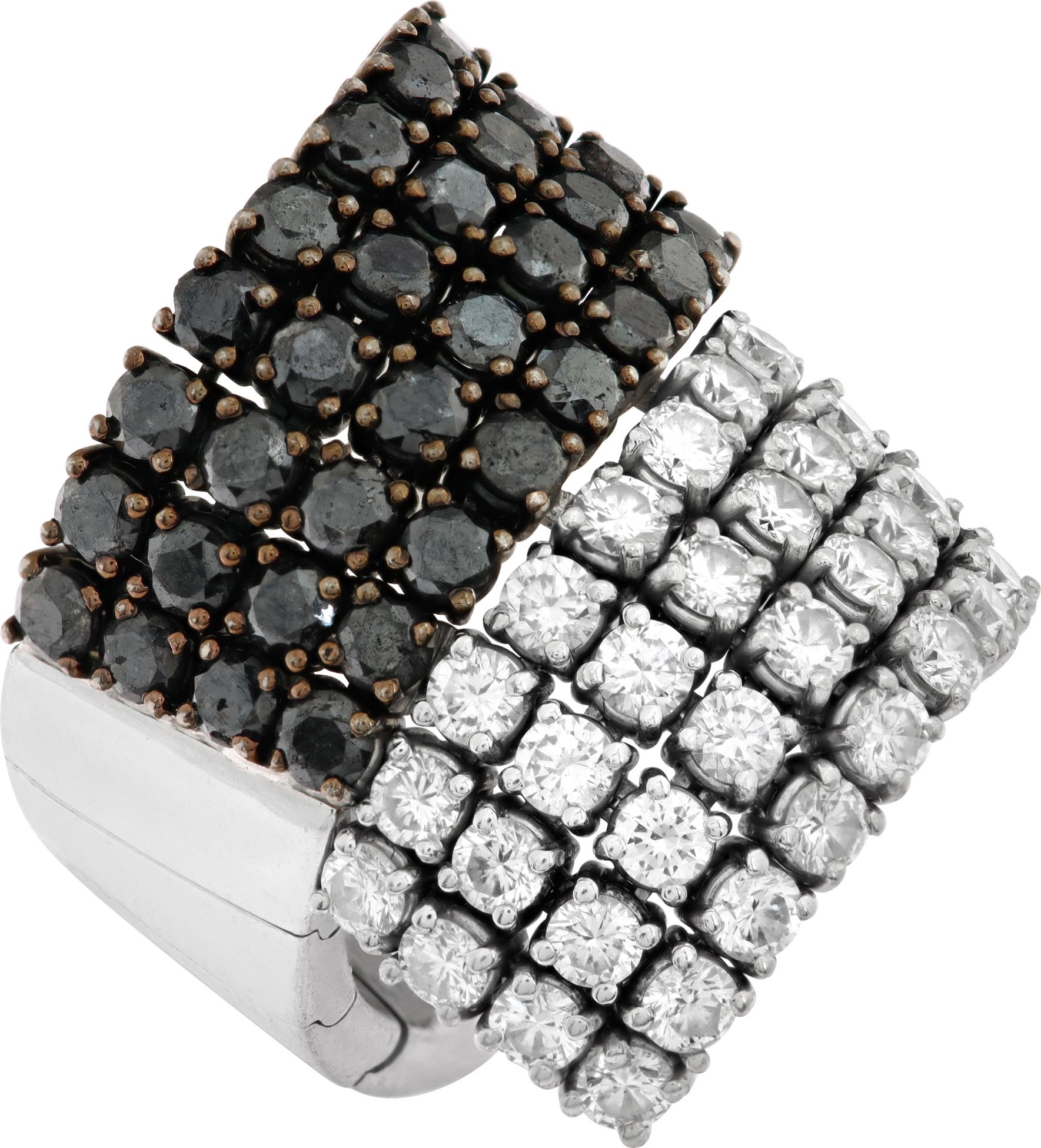 Anello con diamanti bianchi e neri in oro bianco 18 carati con 8 file flessibili di diamanti. In condizioni ottime in vendita a Surfside, FL
