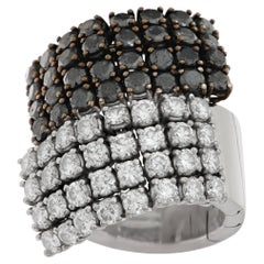 Schwarzer und weißer Diamantring aus 18 Karat Weißgold mit 8 flexiblen Reihen von Diamanten.